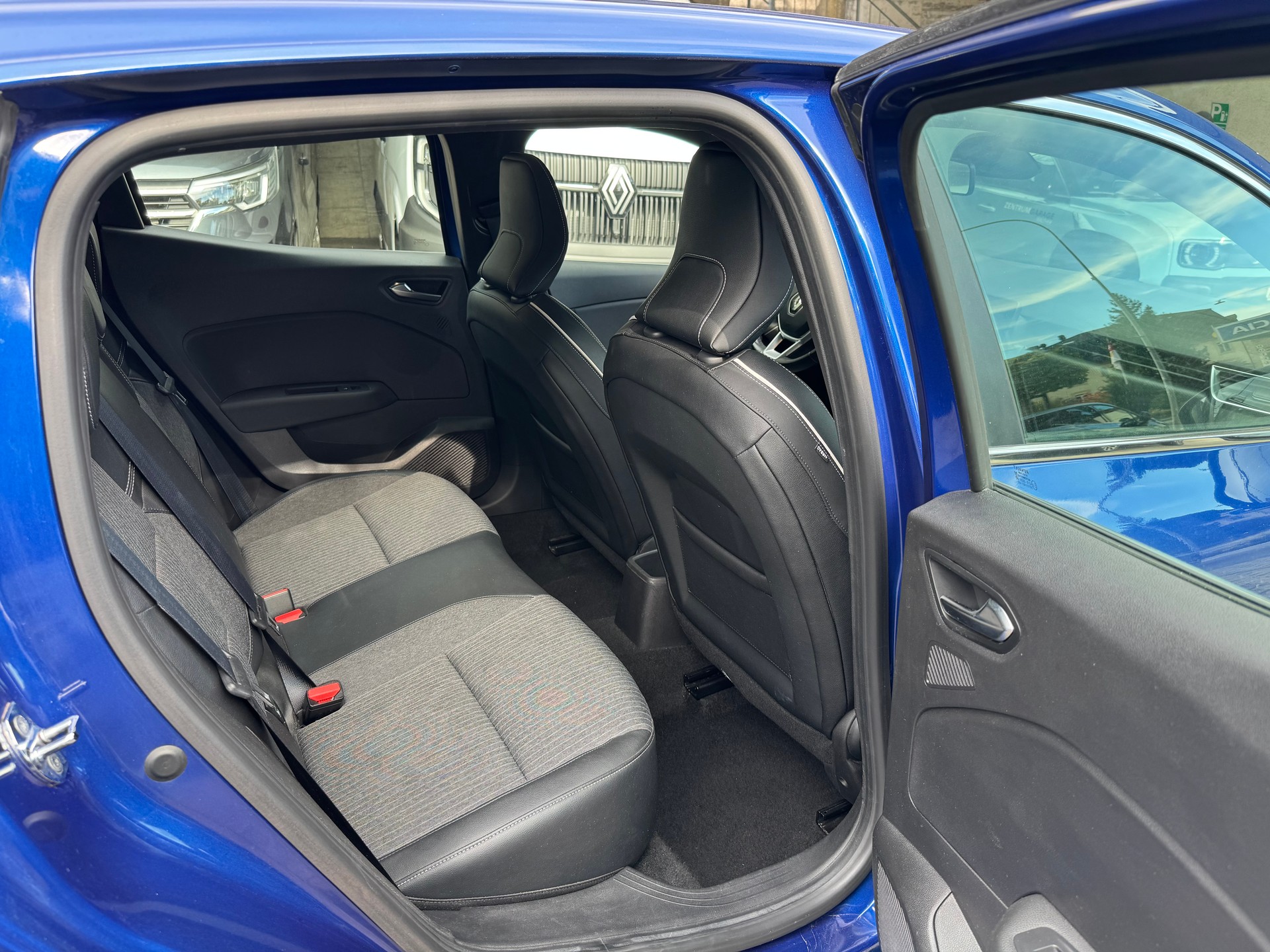 RENAULT Clio 1.0 Intens CVT-image-10