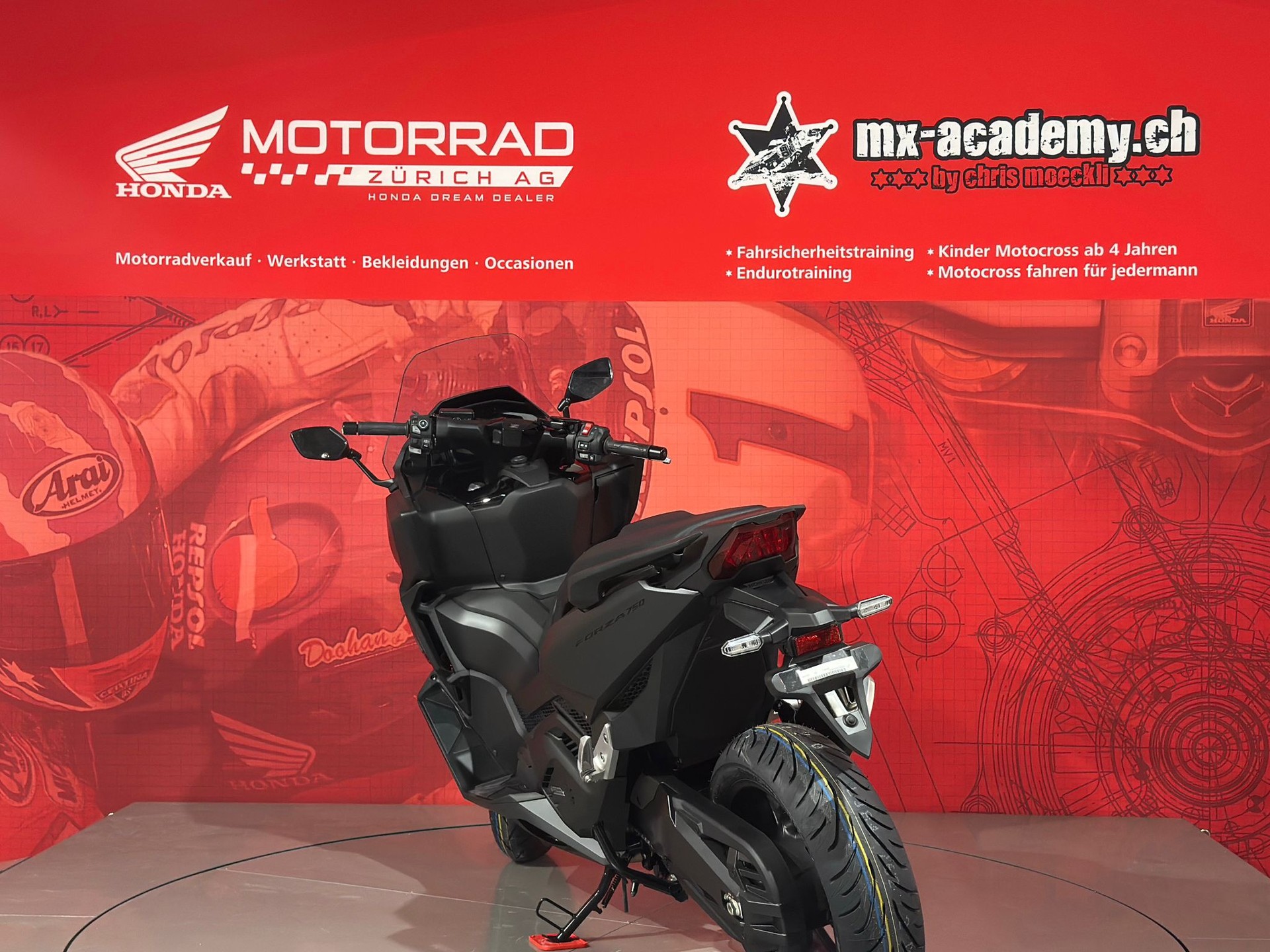 HONDA FORZA 750*Modell 2026**Neufahrzeug**Matte Ballistic Black Metallic*-showroom-element-3