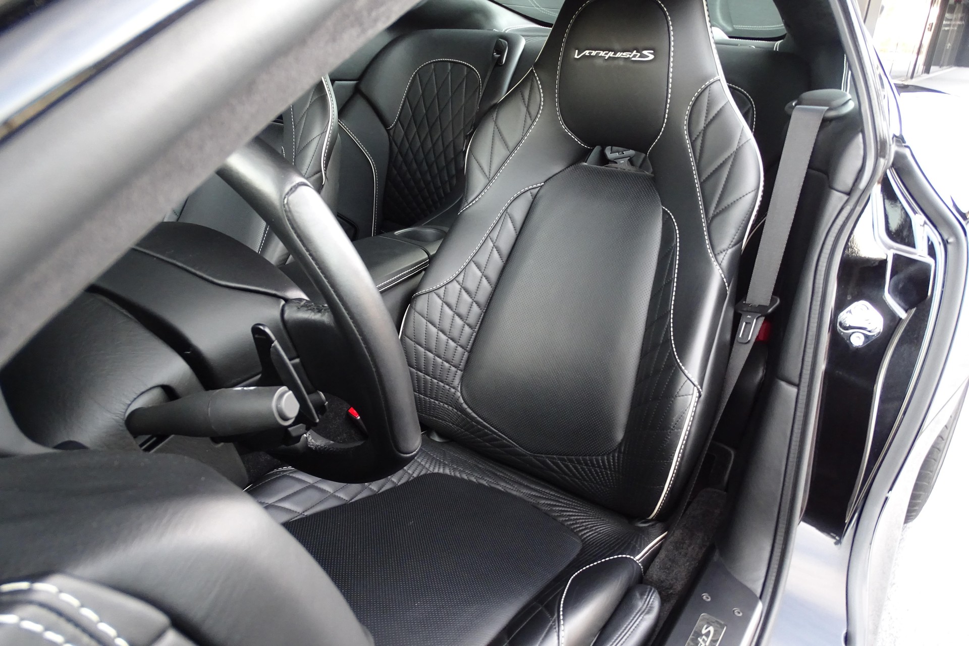 ASTON MARTIN Vanquish S 6.0 V12-image-9