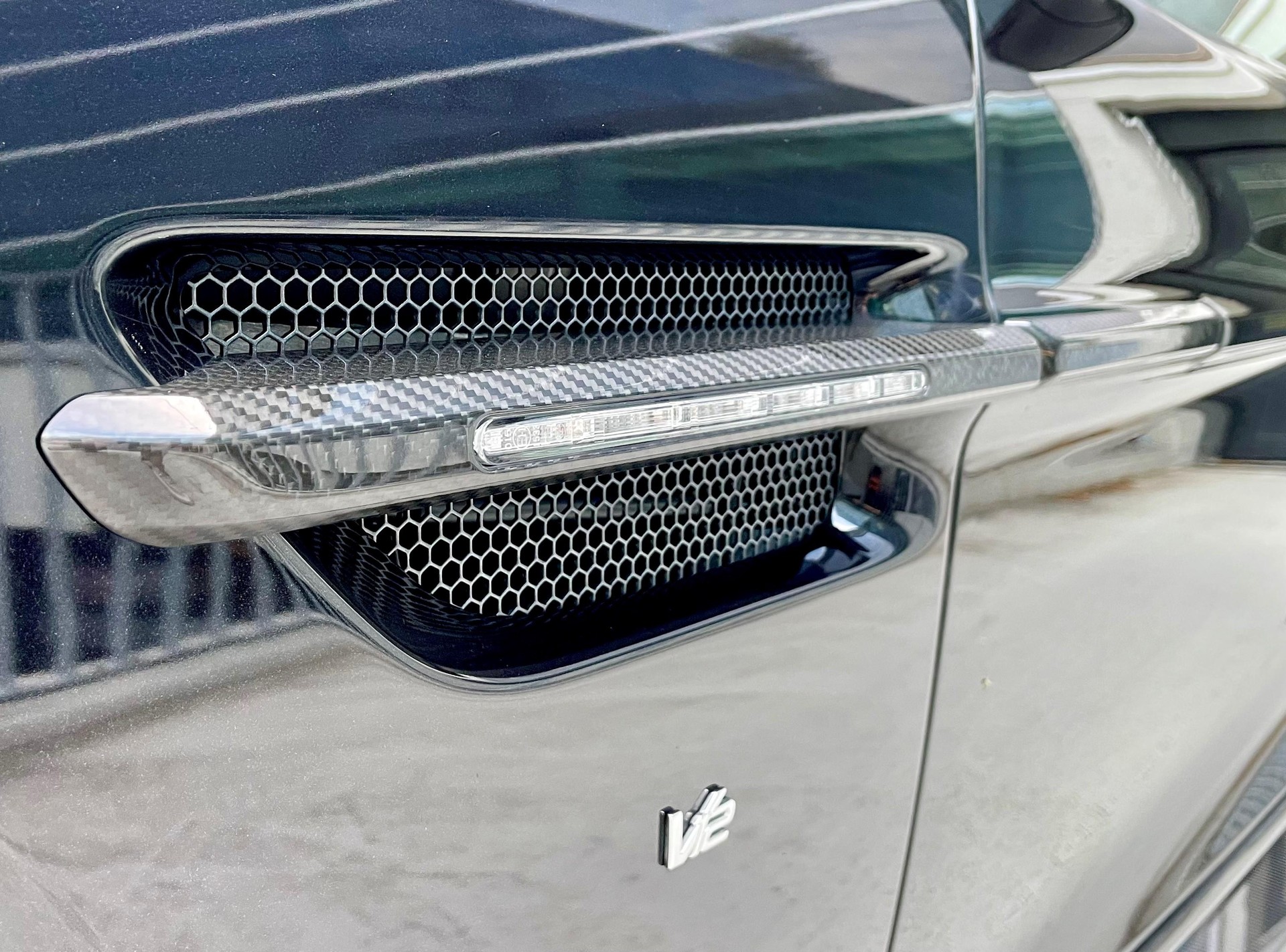 ASTON MARTIN Vanquish S 6.0 V12-image-16
