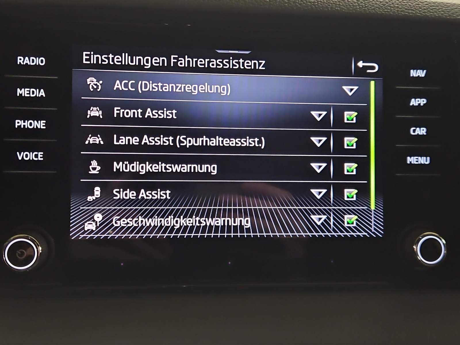 SKODA Karoq 2.0 TSI SportLine 4x4 DSG-image-16