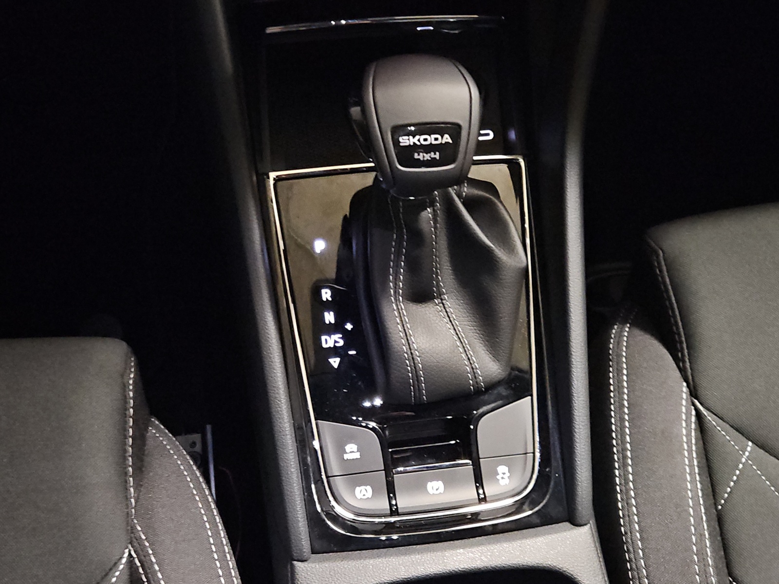 SKODA Karoq 2.0 TSI SportLine 4x4 DSG-image-20