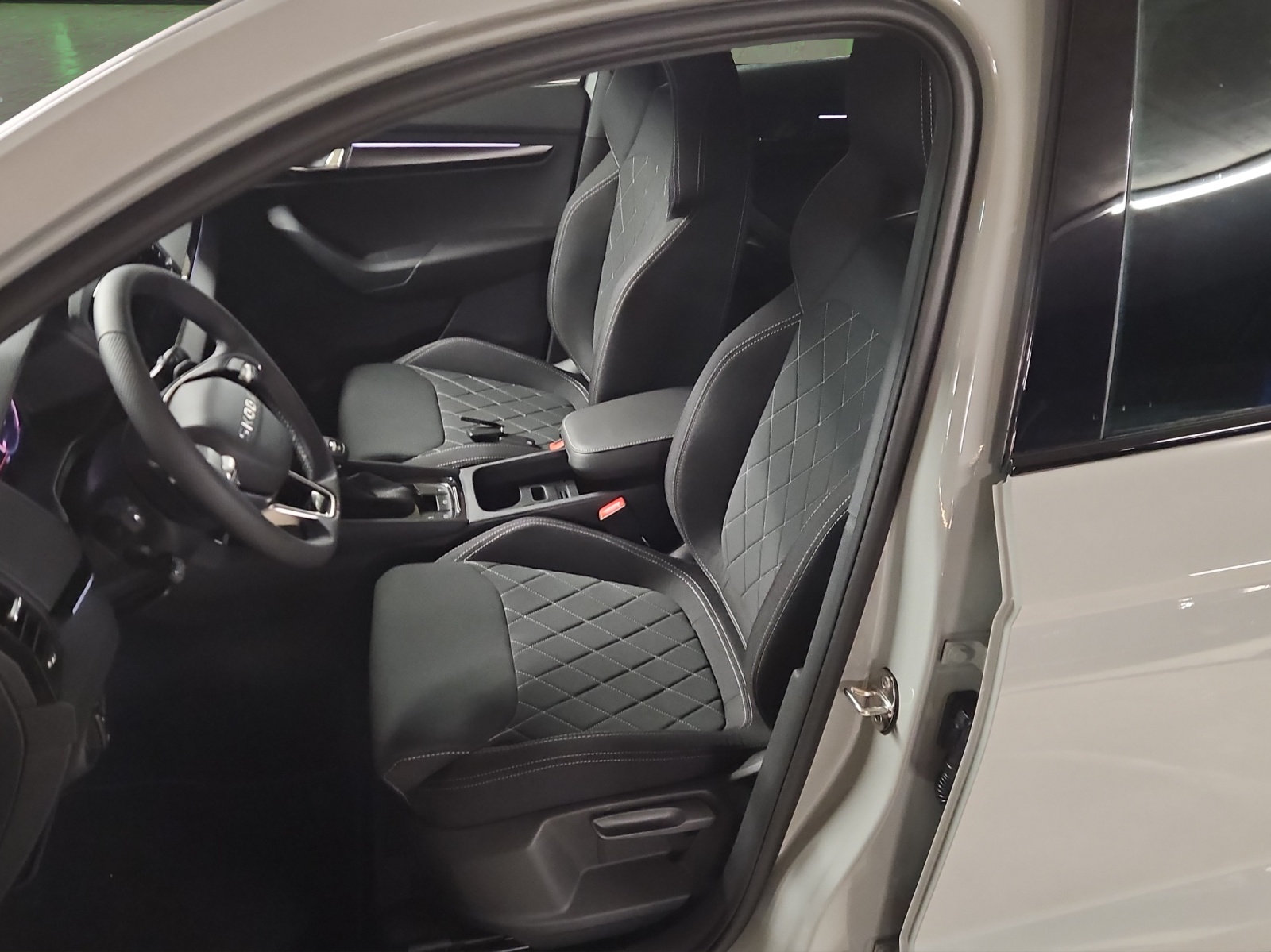 SKODA Karoq 2.0 TSI SportLine 4x4 DSG-image-8