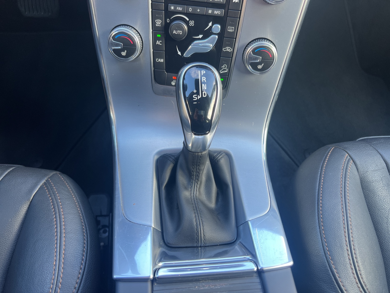 VOLVO V60 Cross Country D4 AWD Summum Geartronic-image-23