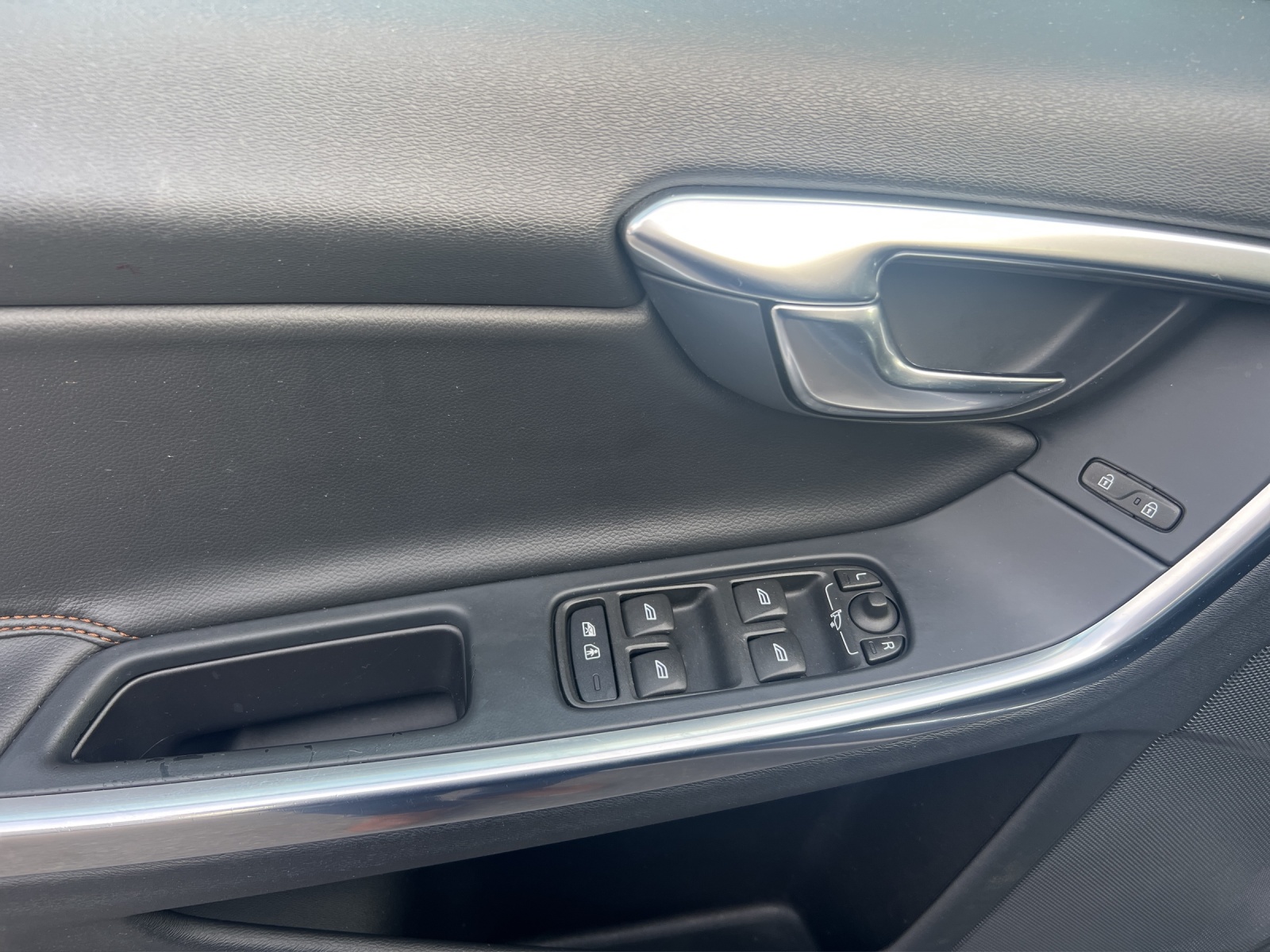 VOLVO V60 Cross Country D4 AWD Summum Geartronic-image-9