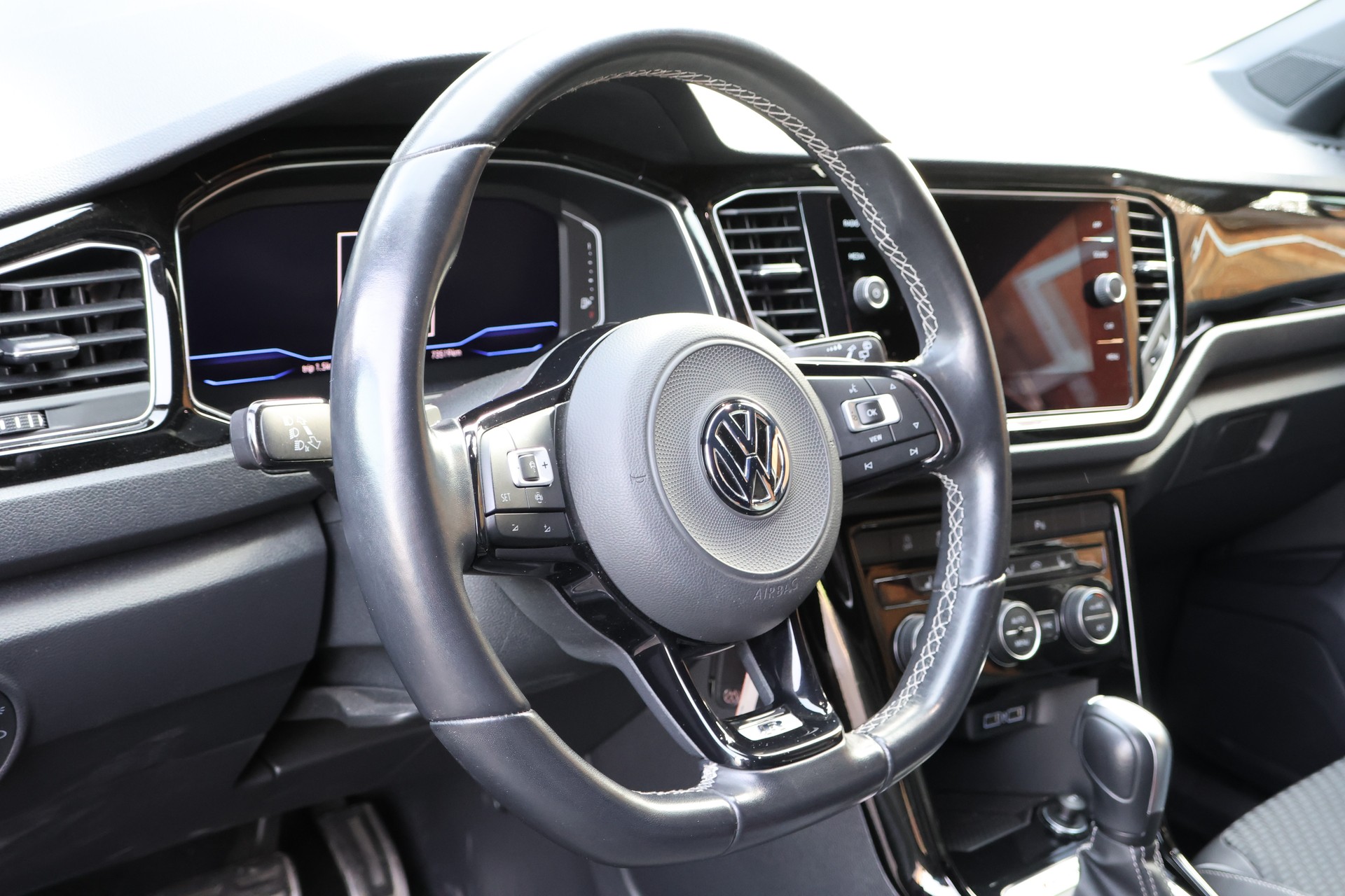 VW T-Roc 2.0 TSI R DSG 4Motion-image-4