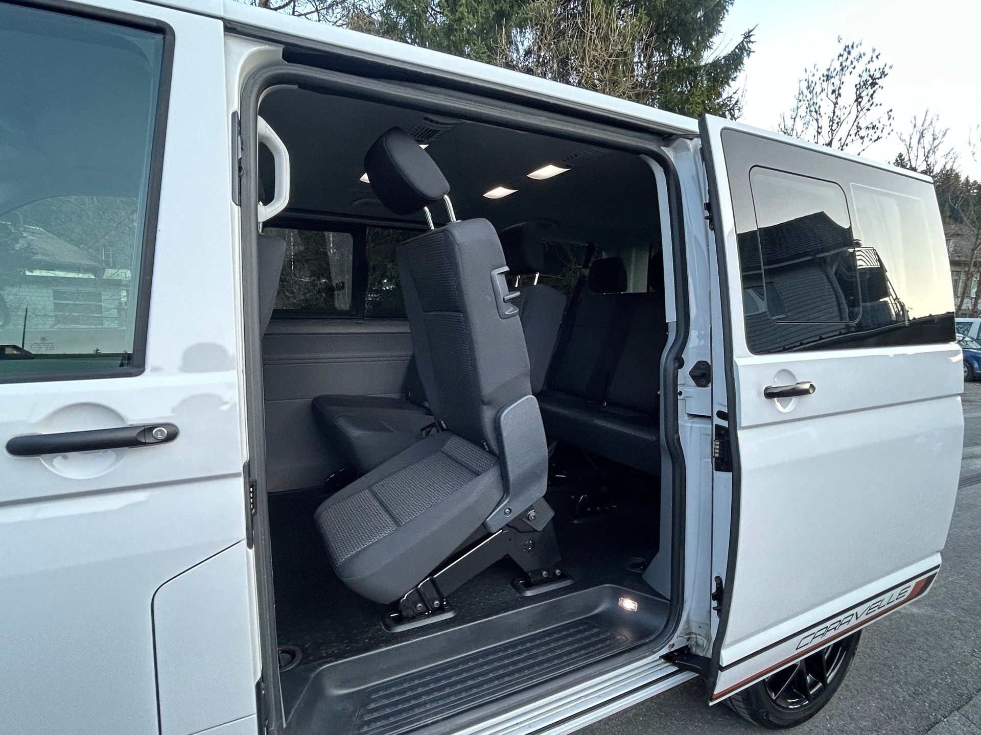 VW T6.1 Caravelle 2.0 TDI Trendline 4Motion-image-4