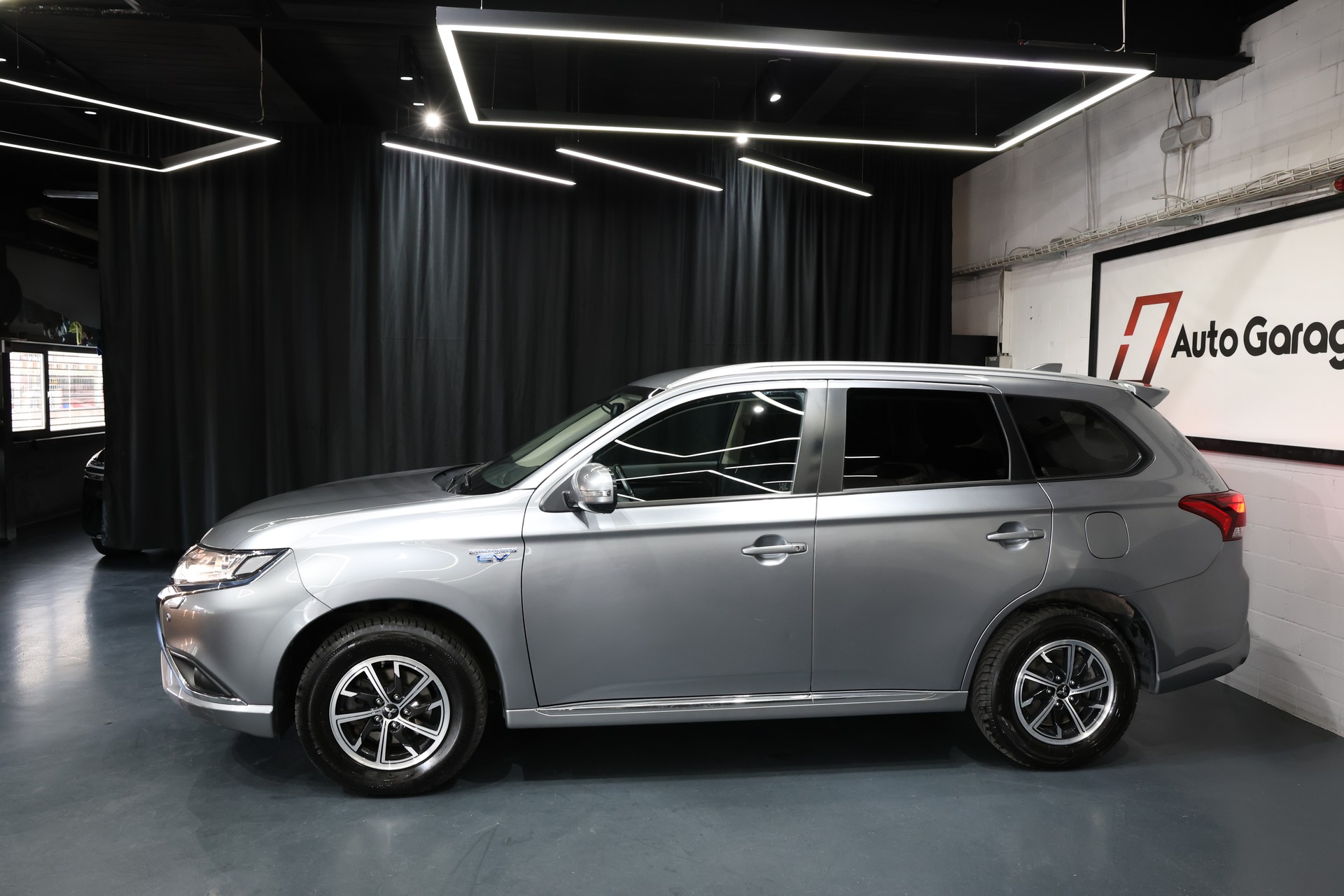 MITSUBISHI Outlander 2.4 PHEV Style 4WD Automatic Plug-In Hybrid-image-1