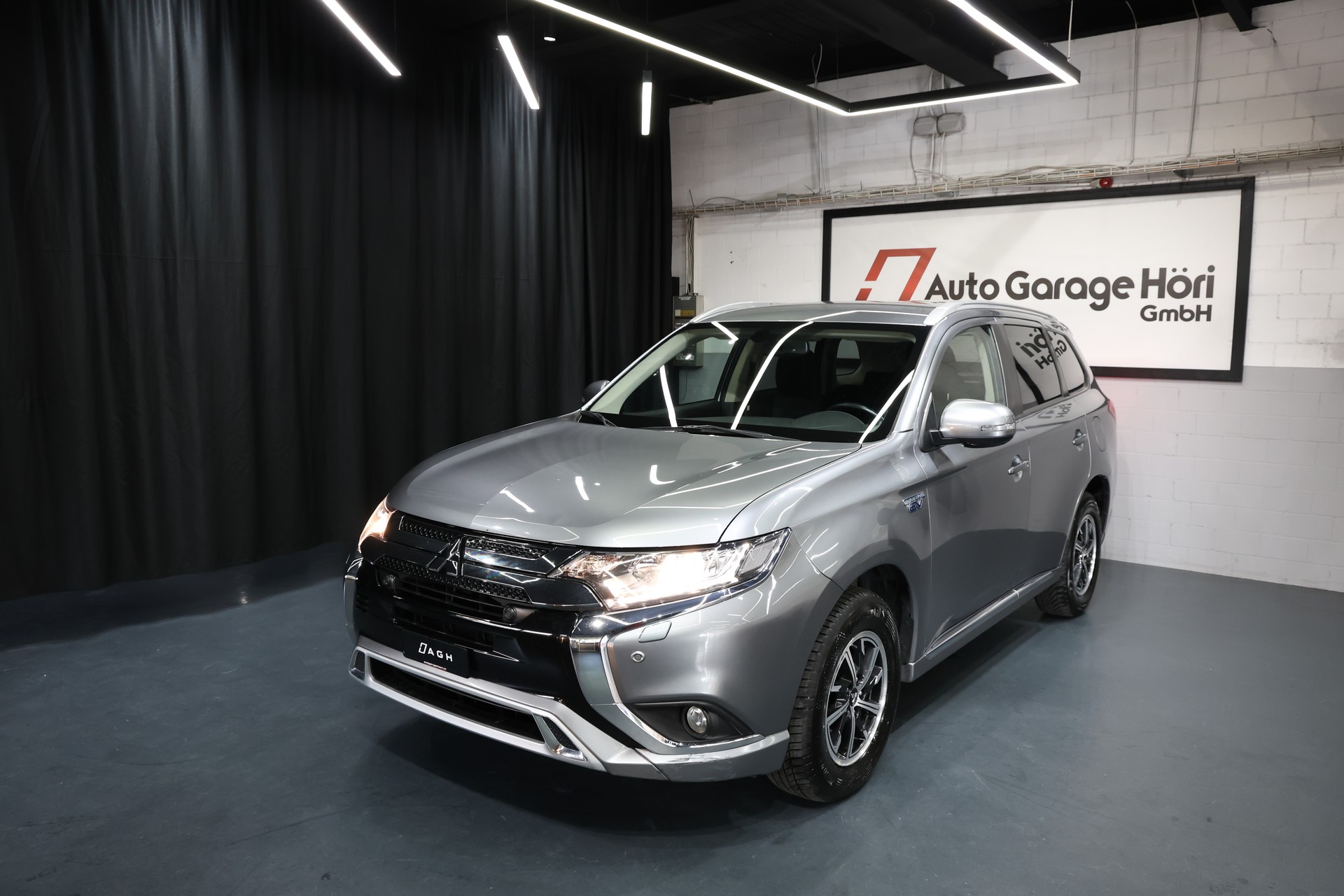 MITSUBISHI Outlander 2.4 PHEV Style 4WD Automatic Plug-In Hybrid-image-2