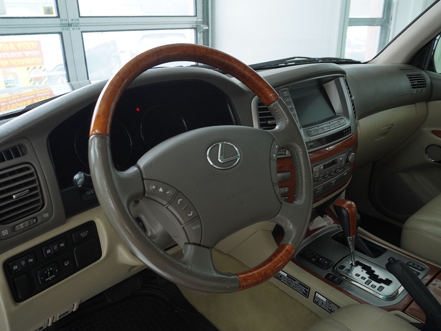 LEXUS 470 V8-showroom-element-2