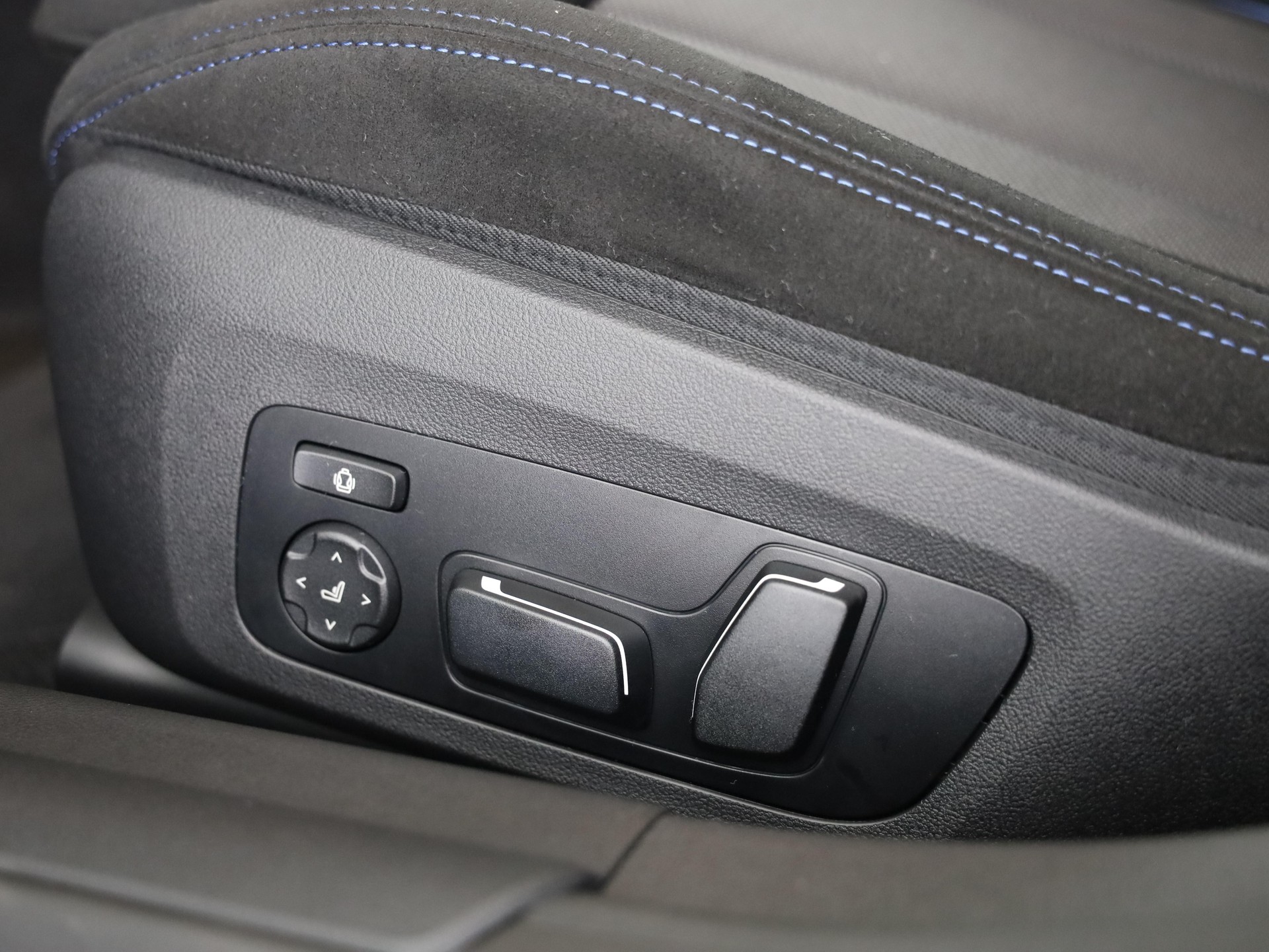 BMW i4 xDrive40-image-19