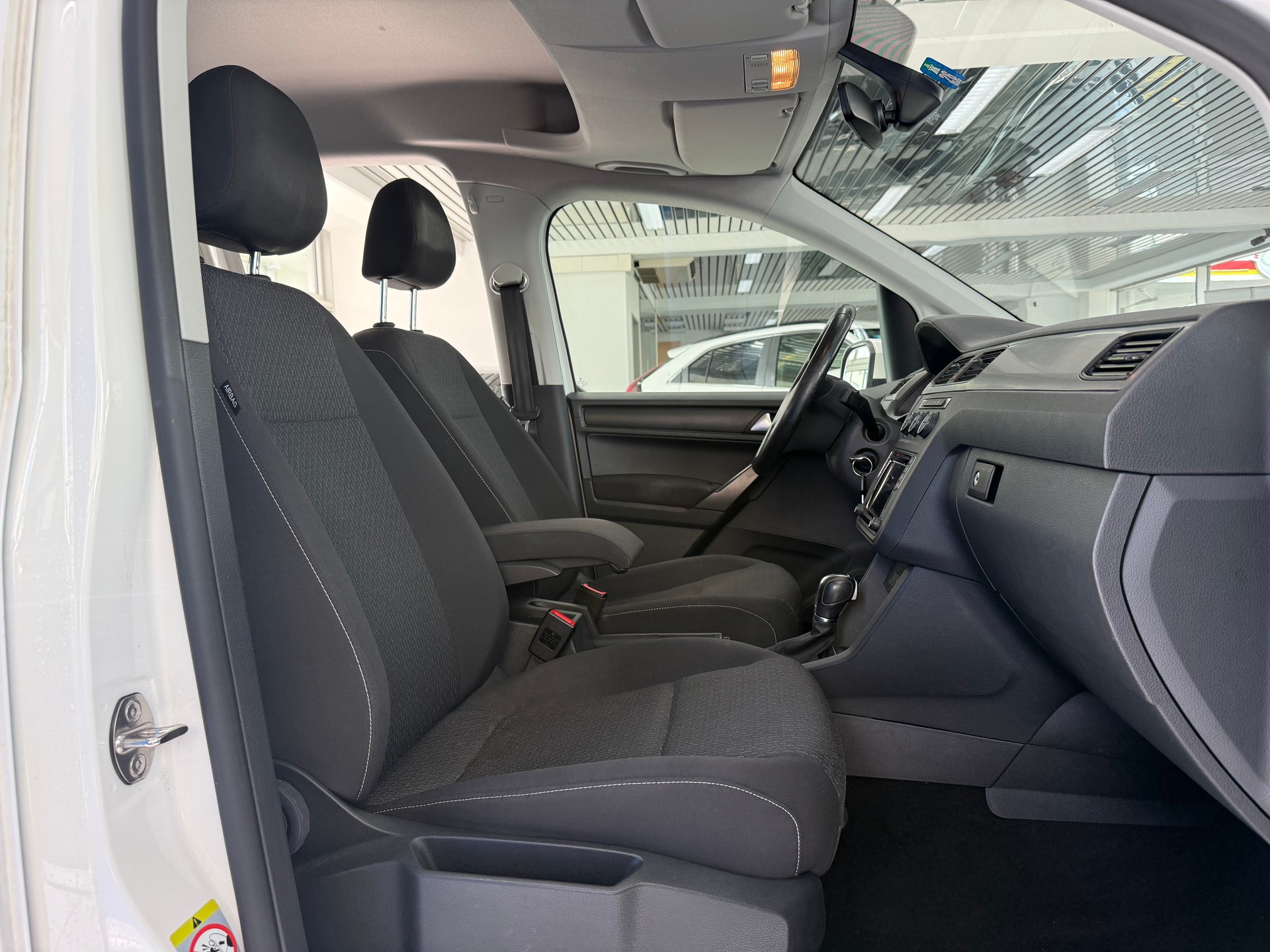 VW Caddy 2.0 TDI Family DSG-image-17