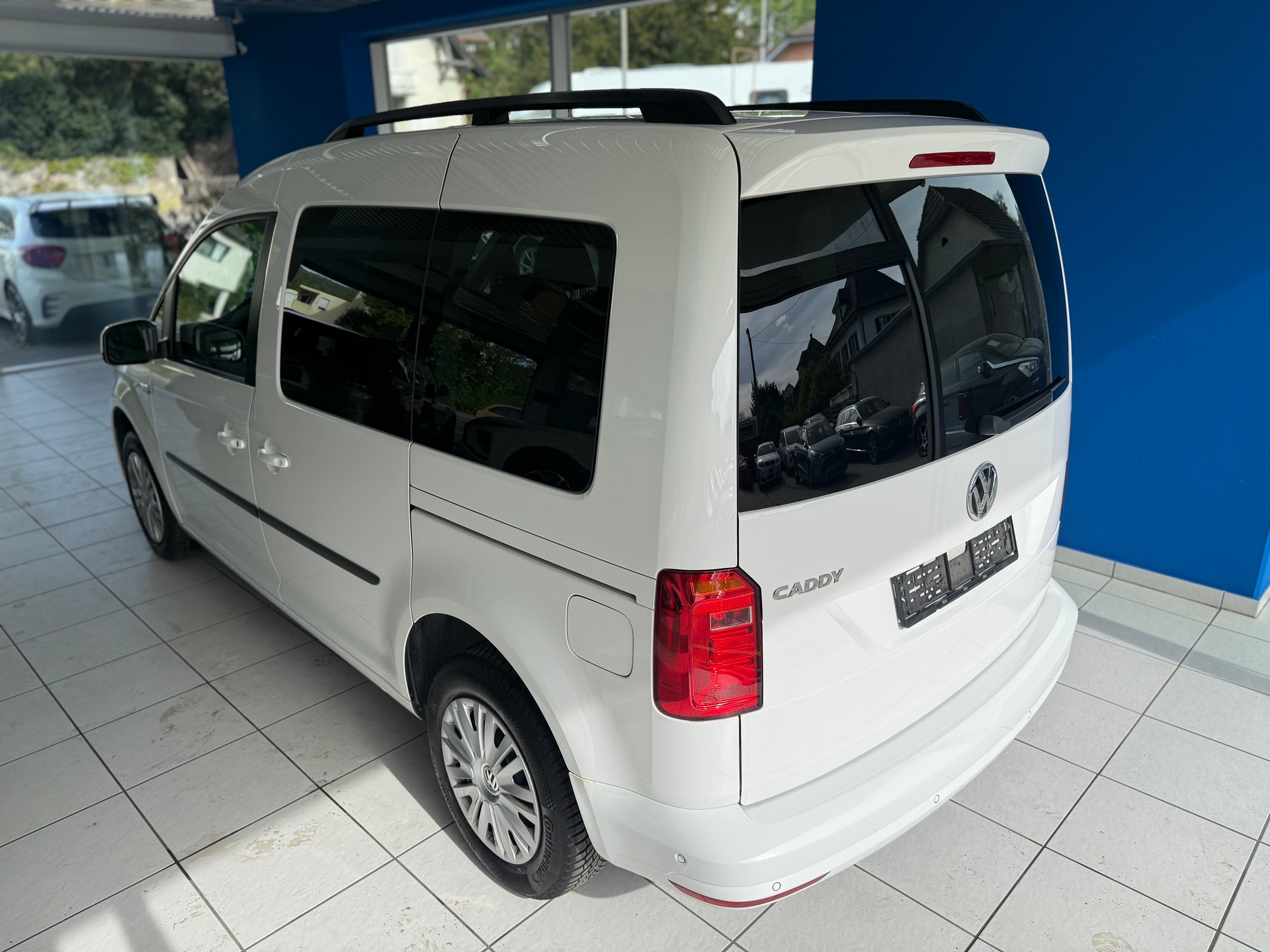 VW Caddy 2.0 TDI Family DSG-image-6