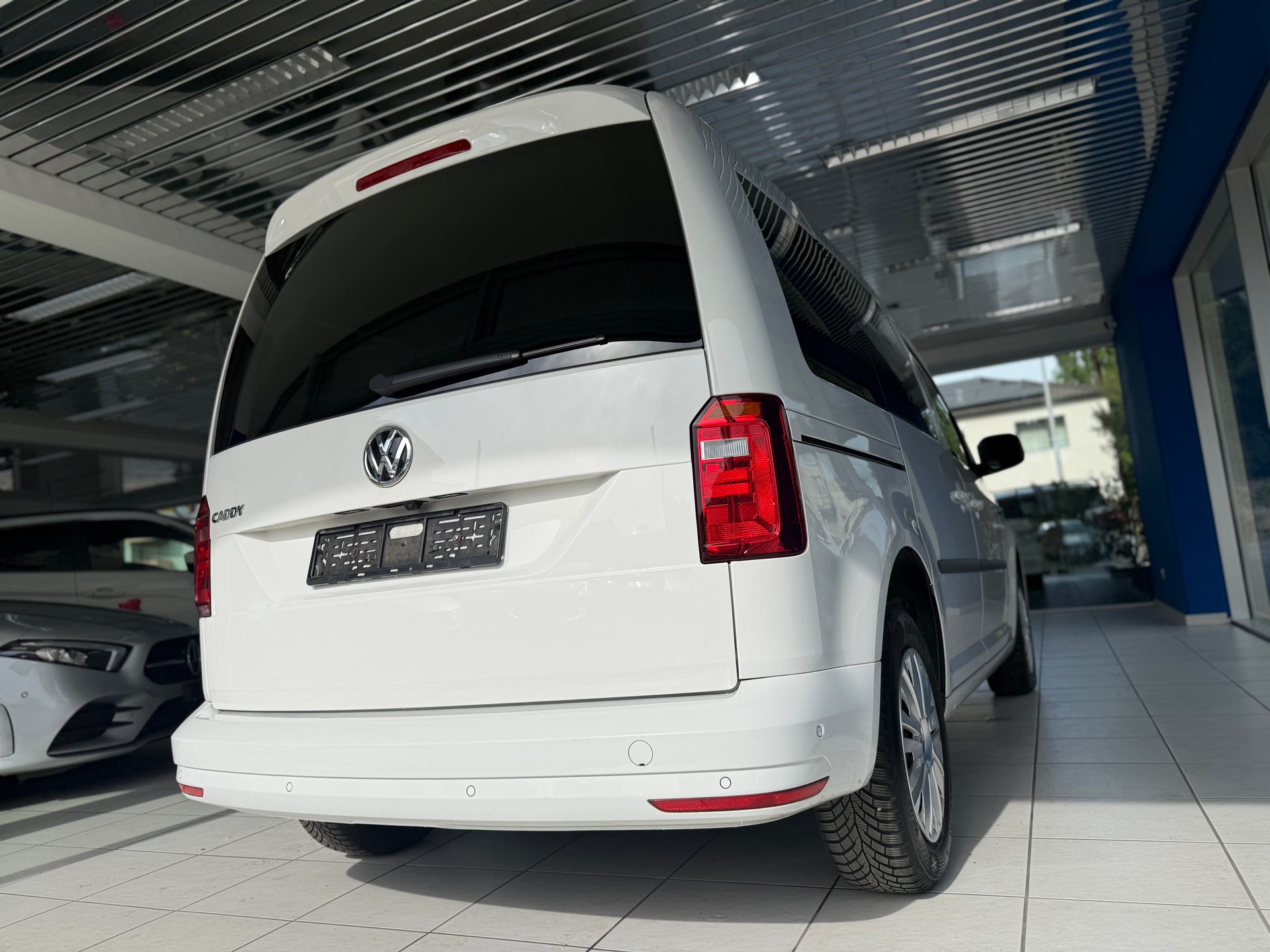 VW Caddy 2.0 TDI Family DSG-image-5