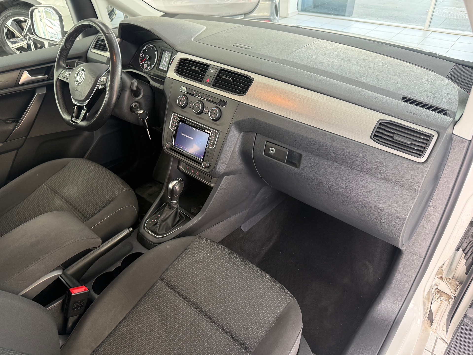 VW Caddy 2.0 TDI Family DSG-image-12