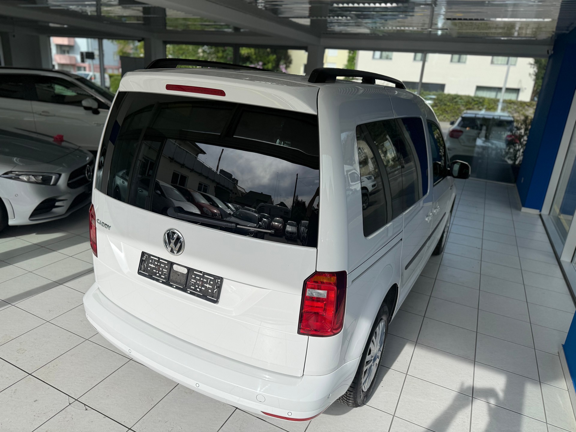 VW Caddy 2.0 TDI Family DSG-image-4