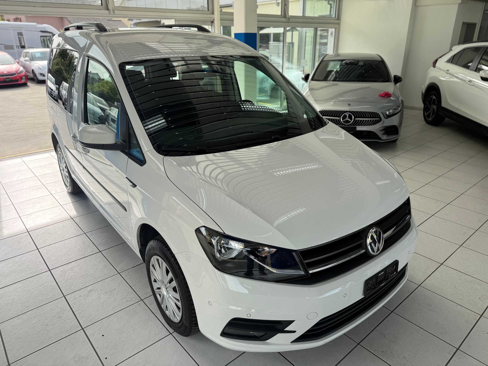 VW Caddy 2.0 TDI Family DSG-image-2