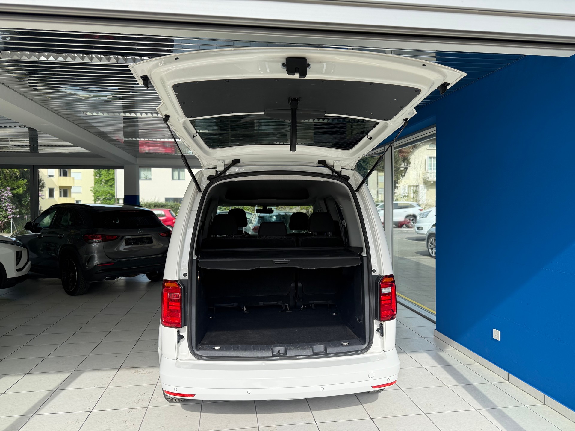 VW Caddy 2.0 TDI Family DSG-image-8
