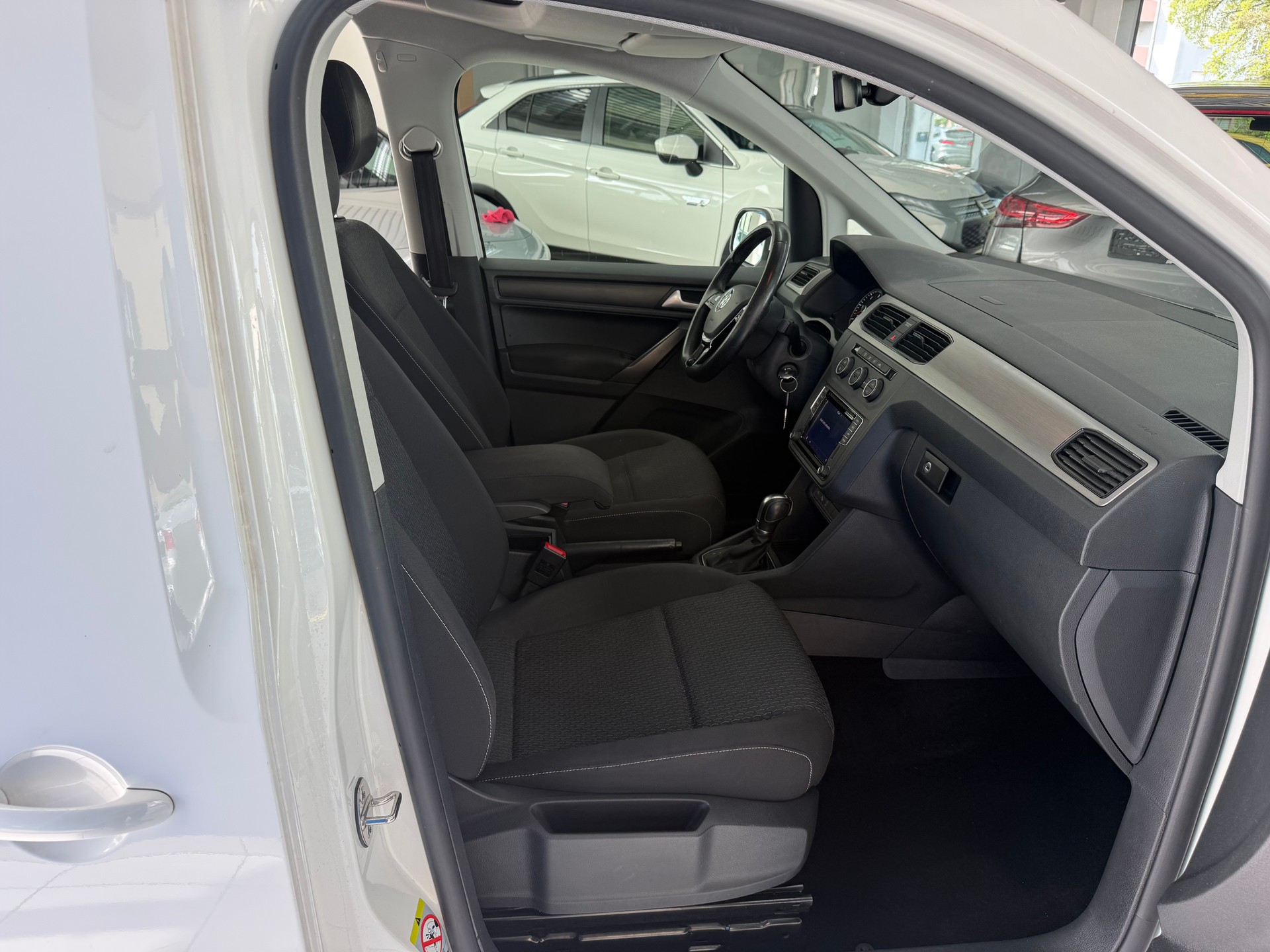 VW Caddy 2.0 TDI Family DSG-image-15