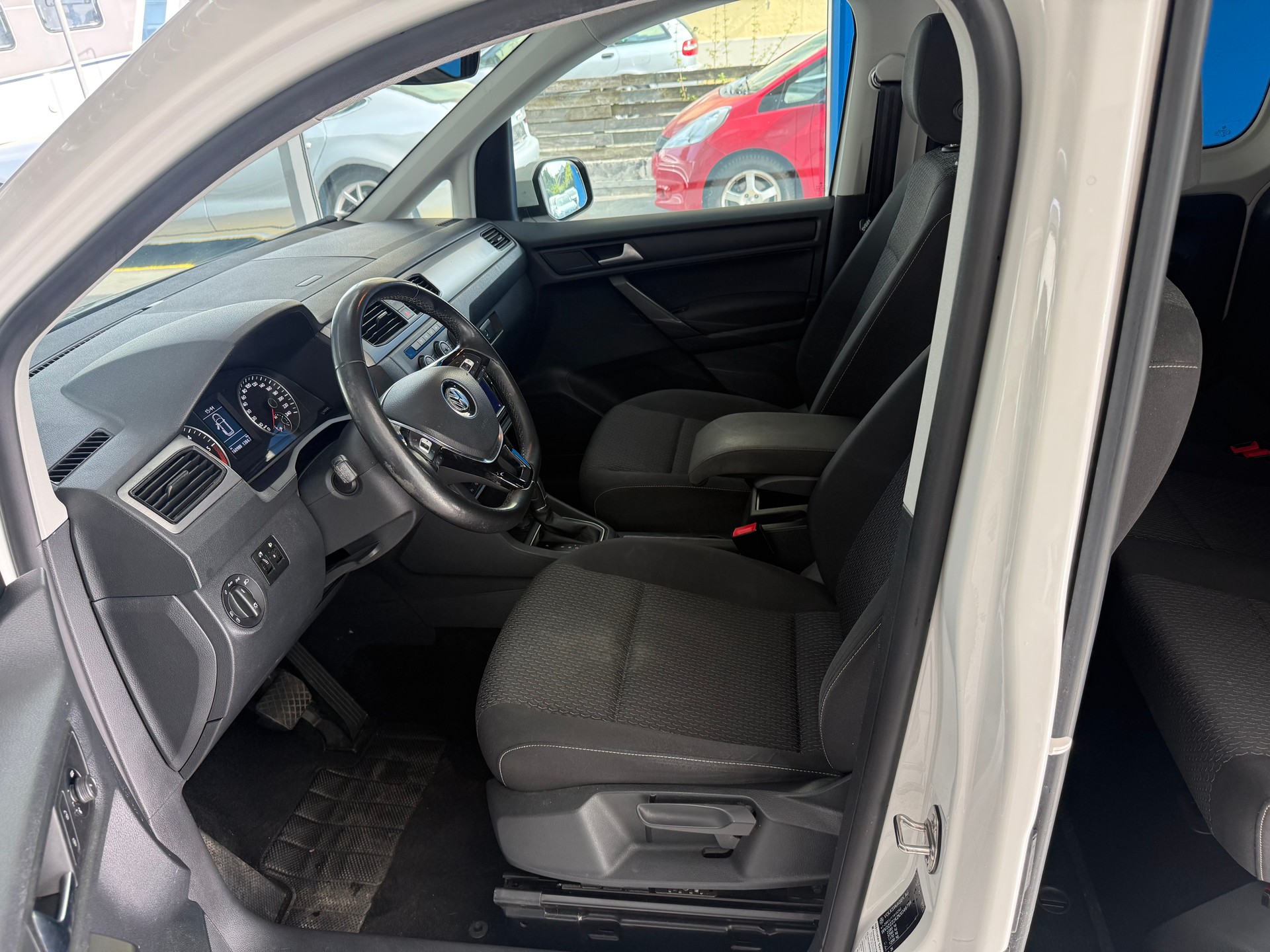 VW Caddy 2.0 TDI Family DSG-image-16