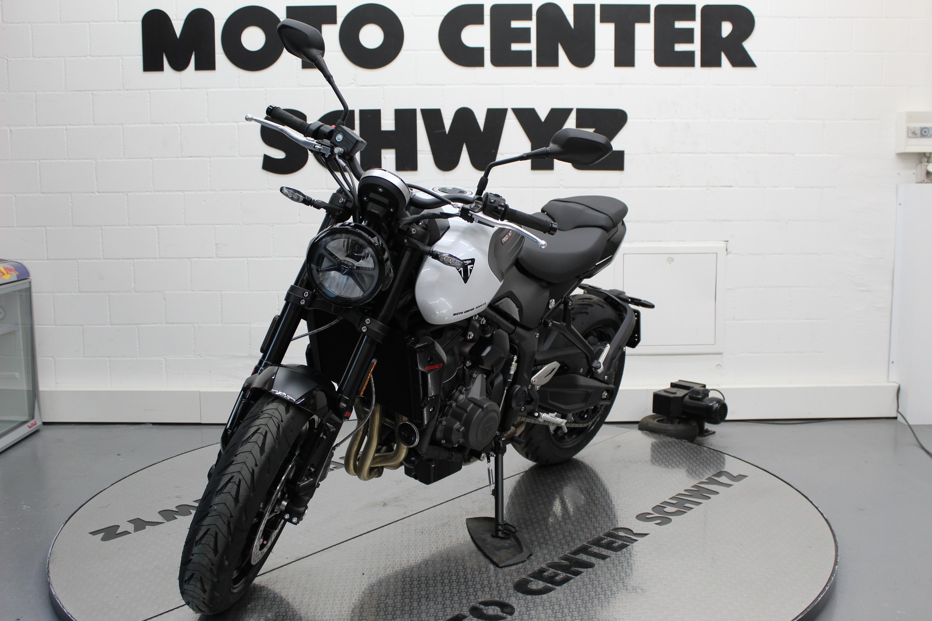 TRIUMPH Trident 660-showroom-element-2