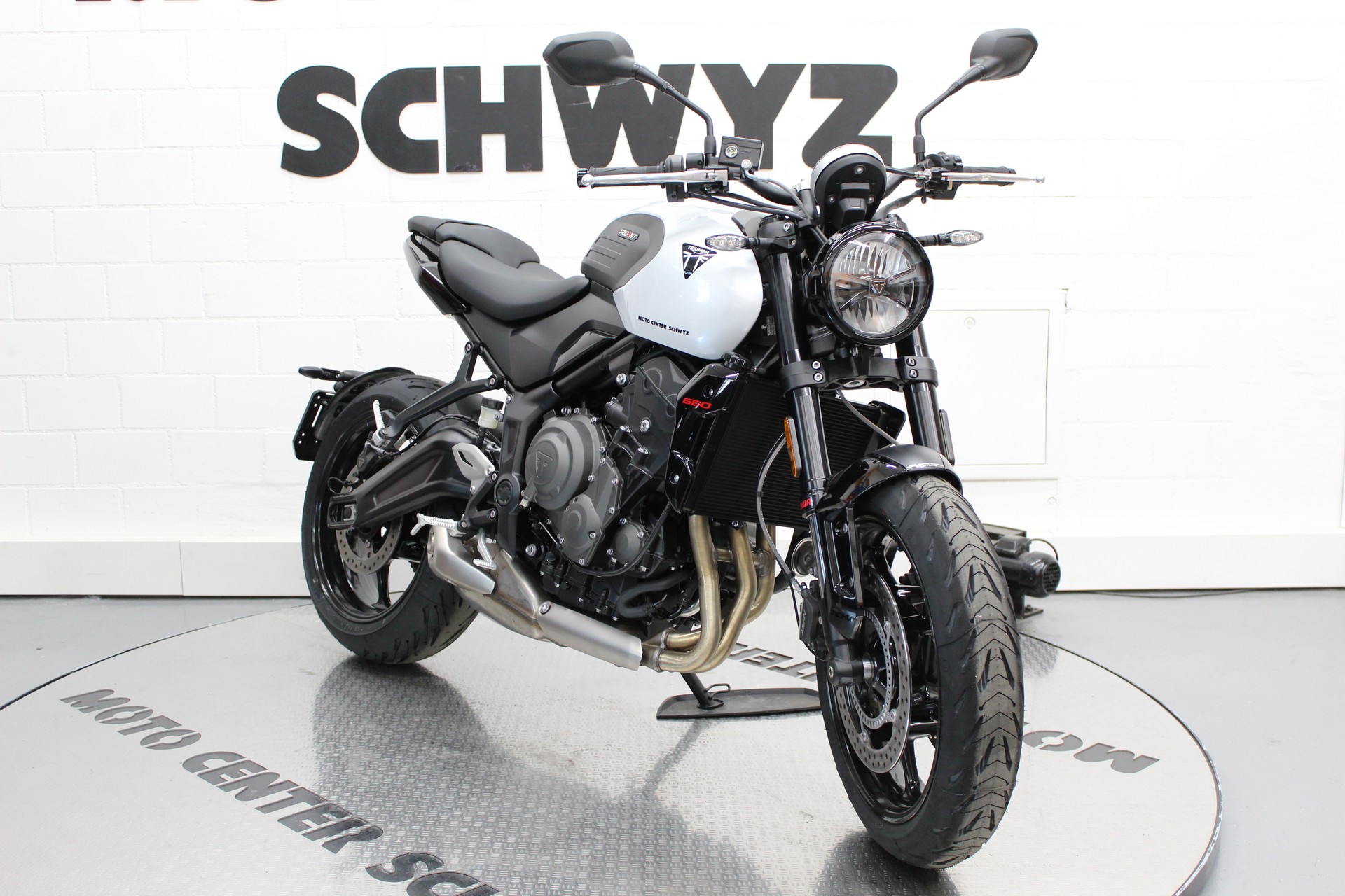 TRIUMPH Trident 660-showroom-element-1