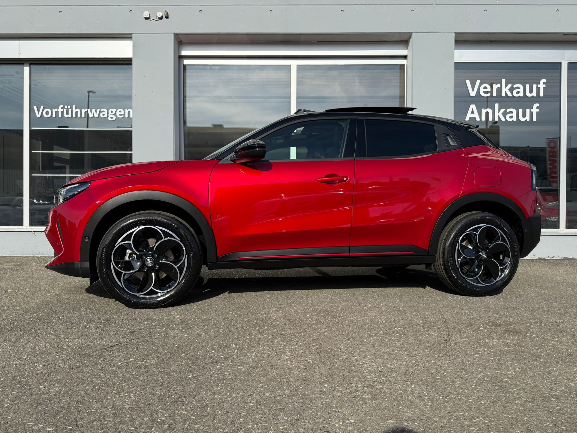 ALFA ROMEO Junior 1.2 Hybrid Q4 Pack Sky&Pack Sport "Rosso Brera"-image-4