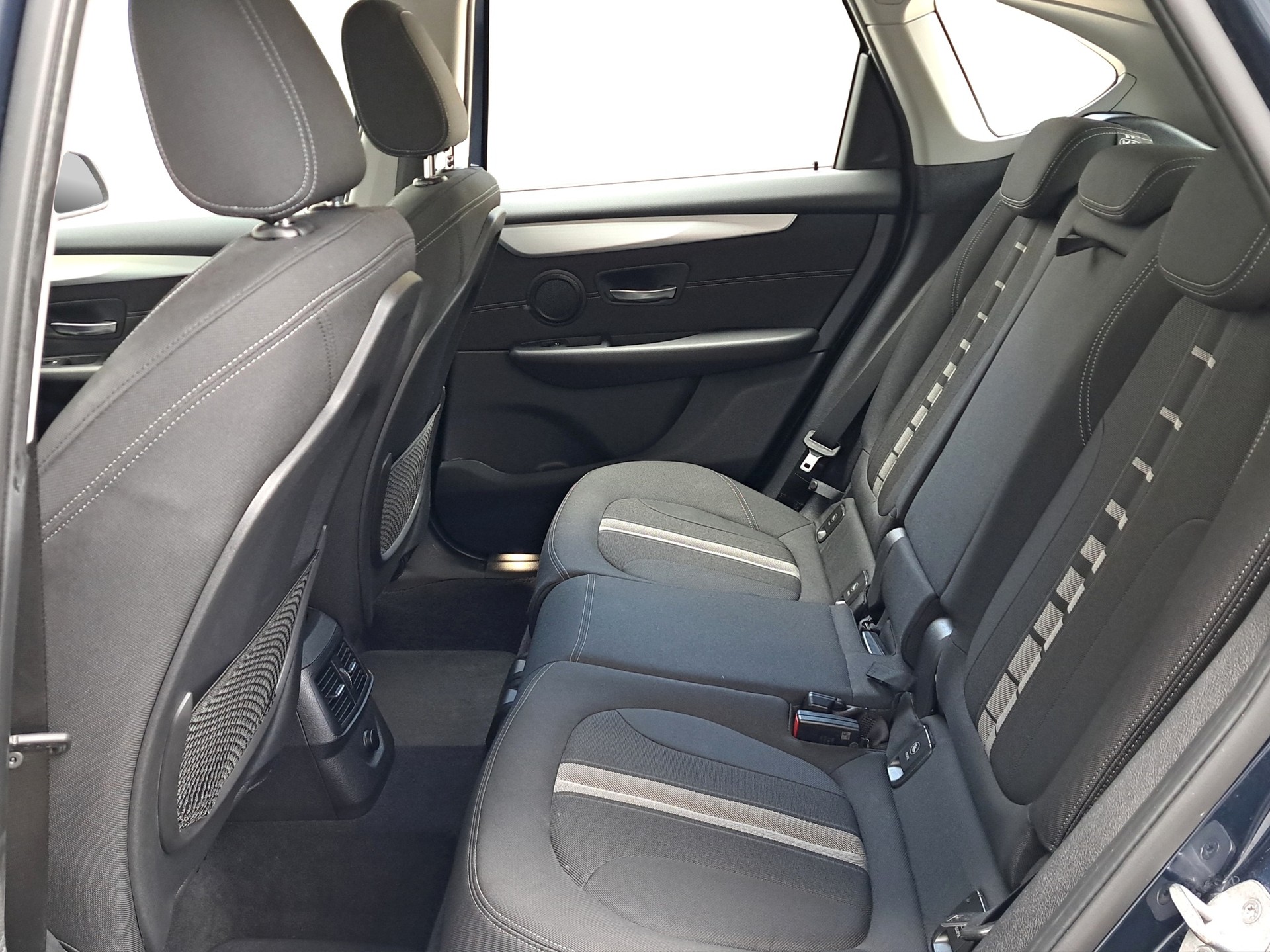BMW 220i Active Tourer DKG *Anhängerkupplung*-image-8