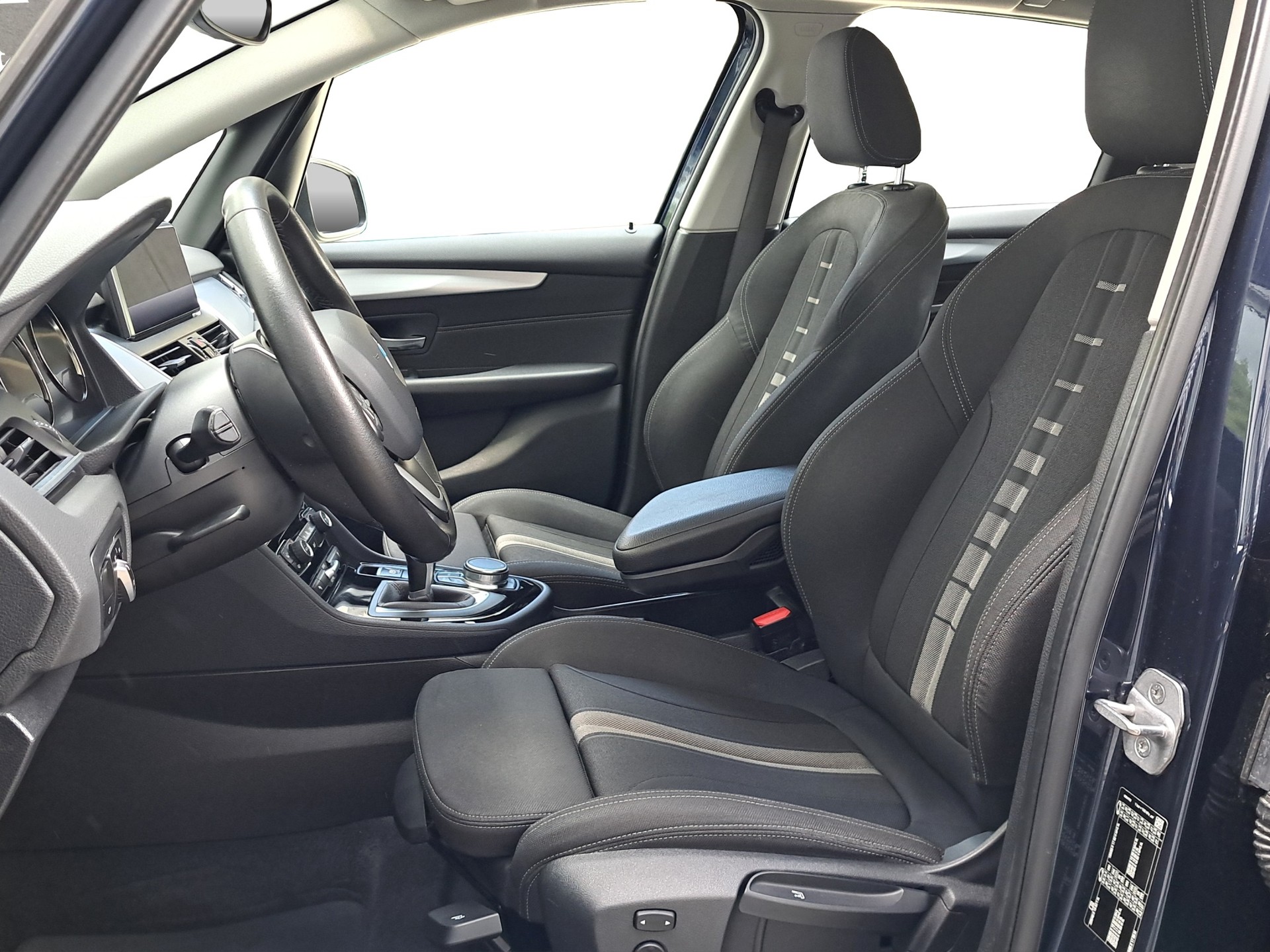 BMW 220i Active Tourer DKG *Anhängerkupplung*-image-7