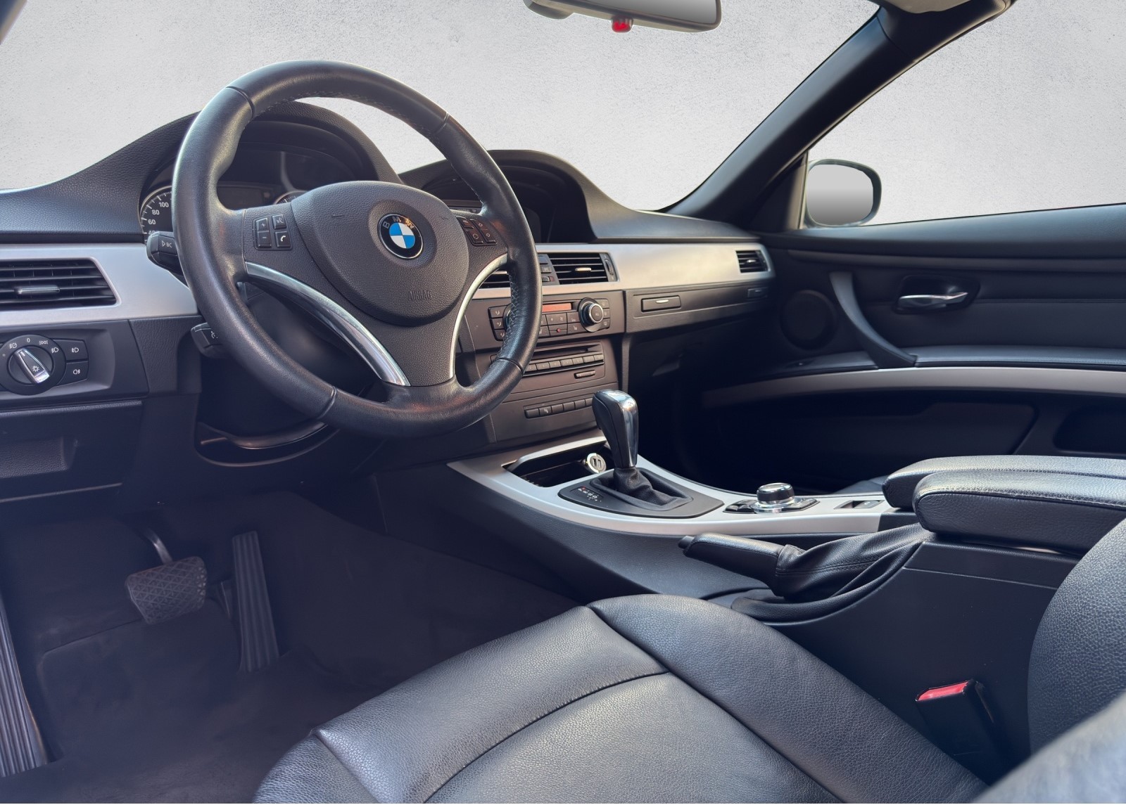 BMW 320i Cabriolet Steptronic-image-16