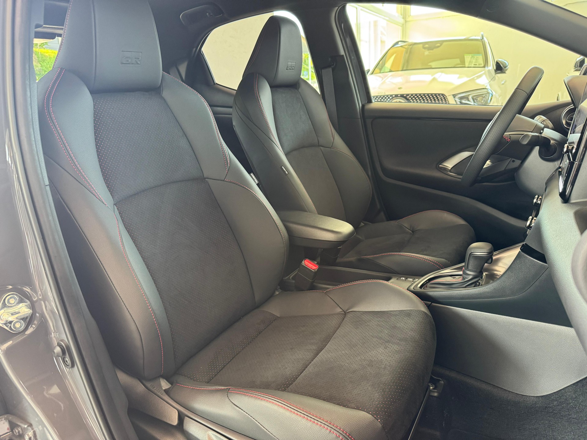 TOYOTA Yaris 1.5 GR Sport e-CVT-image-18