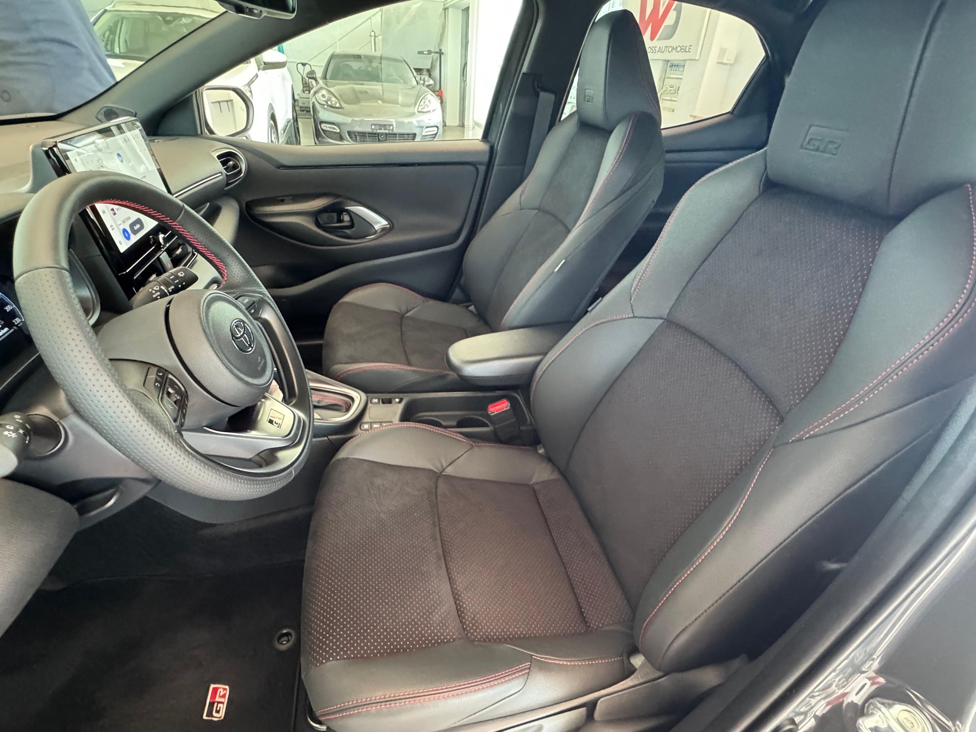TOYOTA Yaris 1.5 GR Sport e-CVT-image-14
