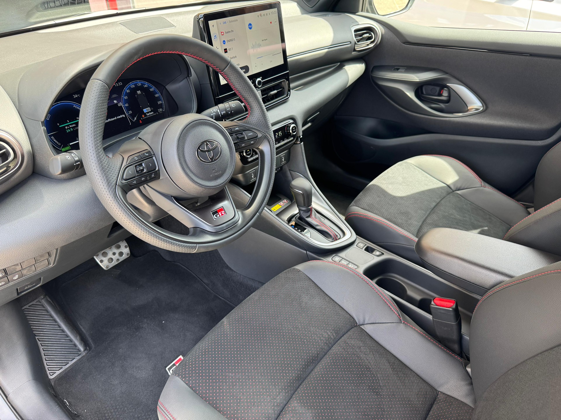 TOYOTA Yaris 1.5 GR Sport e-CVT-image-12