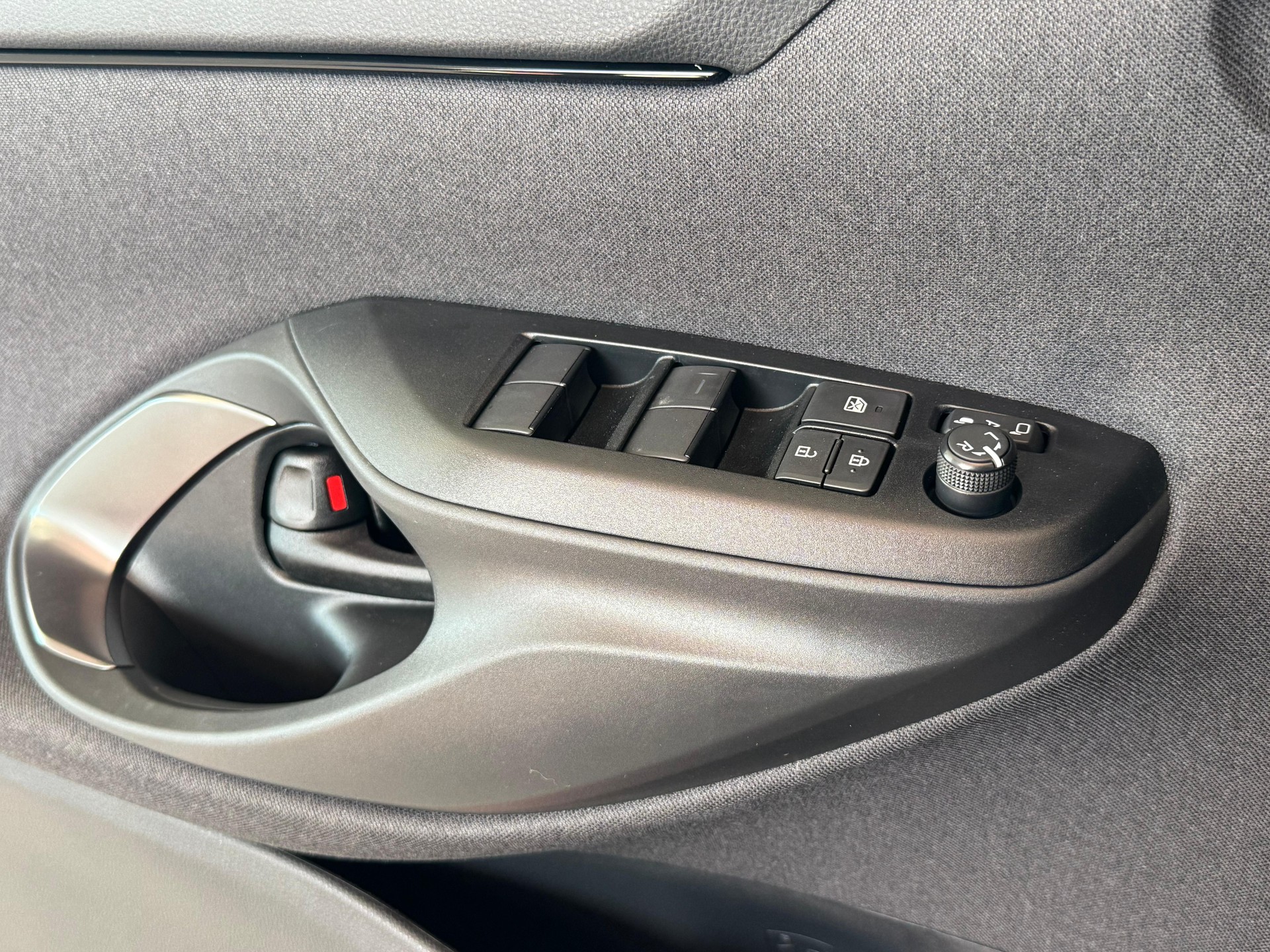 TOYOTA Yaris 1.5 GR Sport e-CVT-image-31