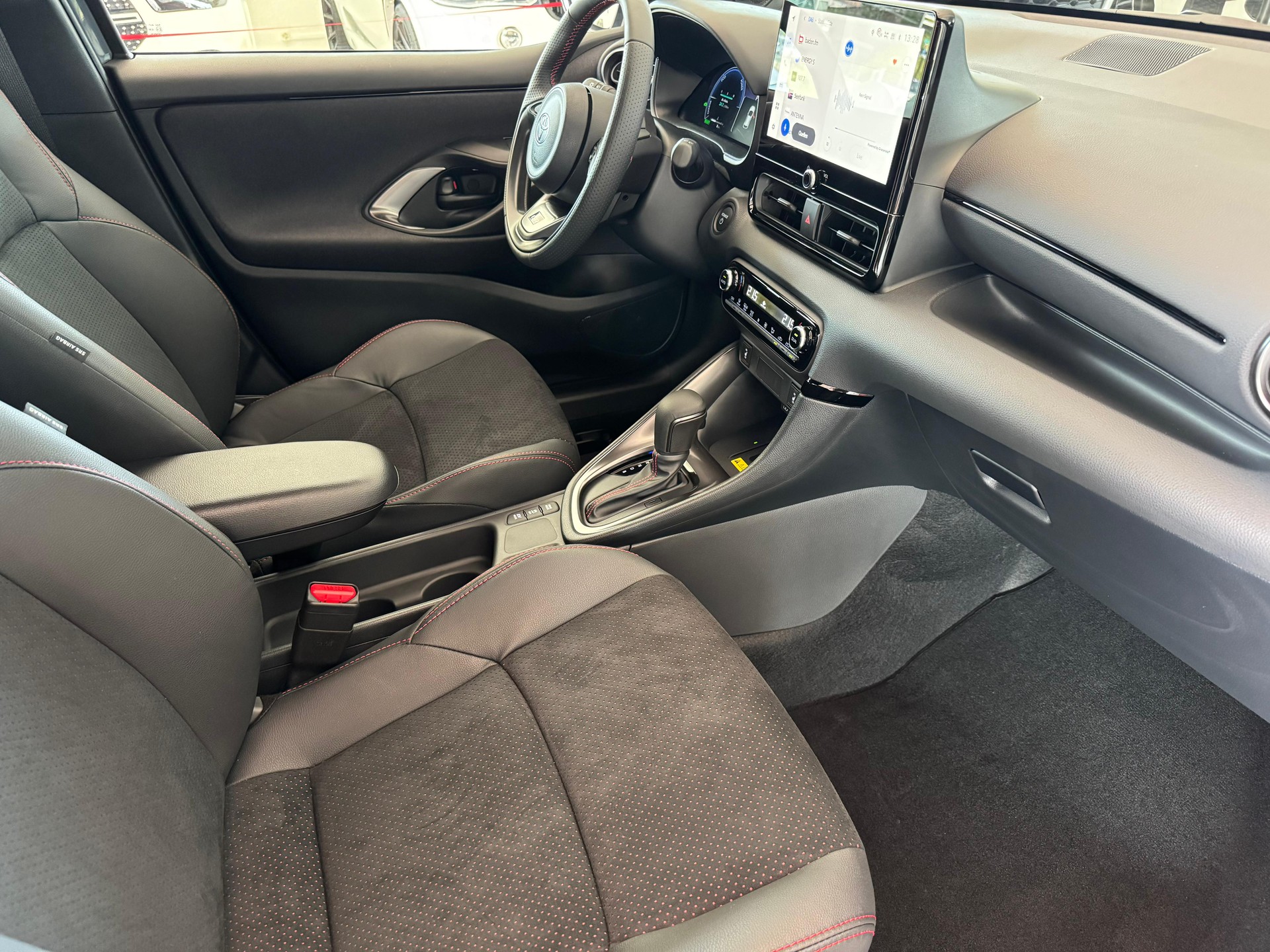 TOYOTA Yaris 1.5 GR Sport e-CVT-image-17