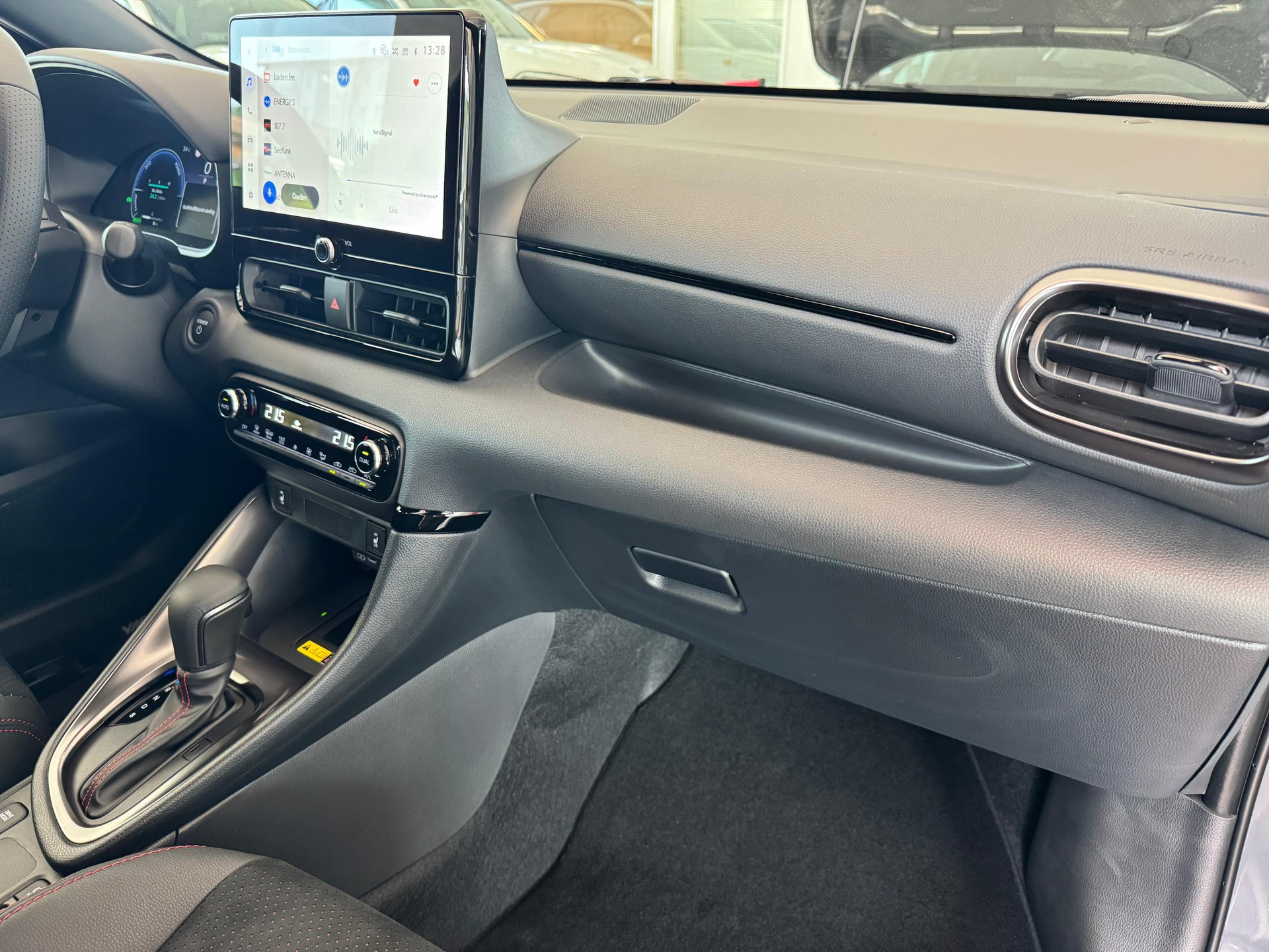 TOYOTA Yaris 1.5 GR Sport e-CVT-image-21