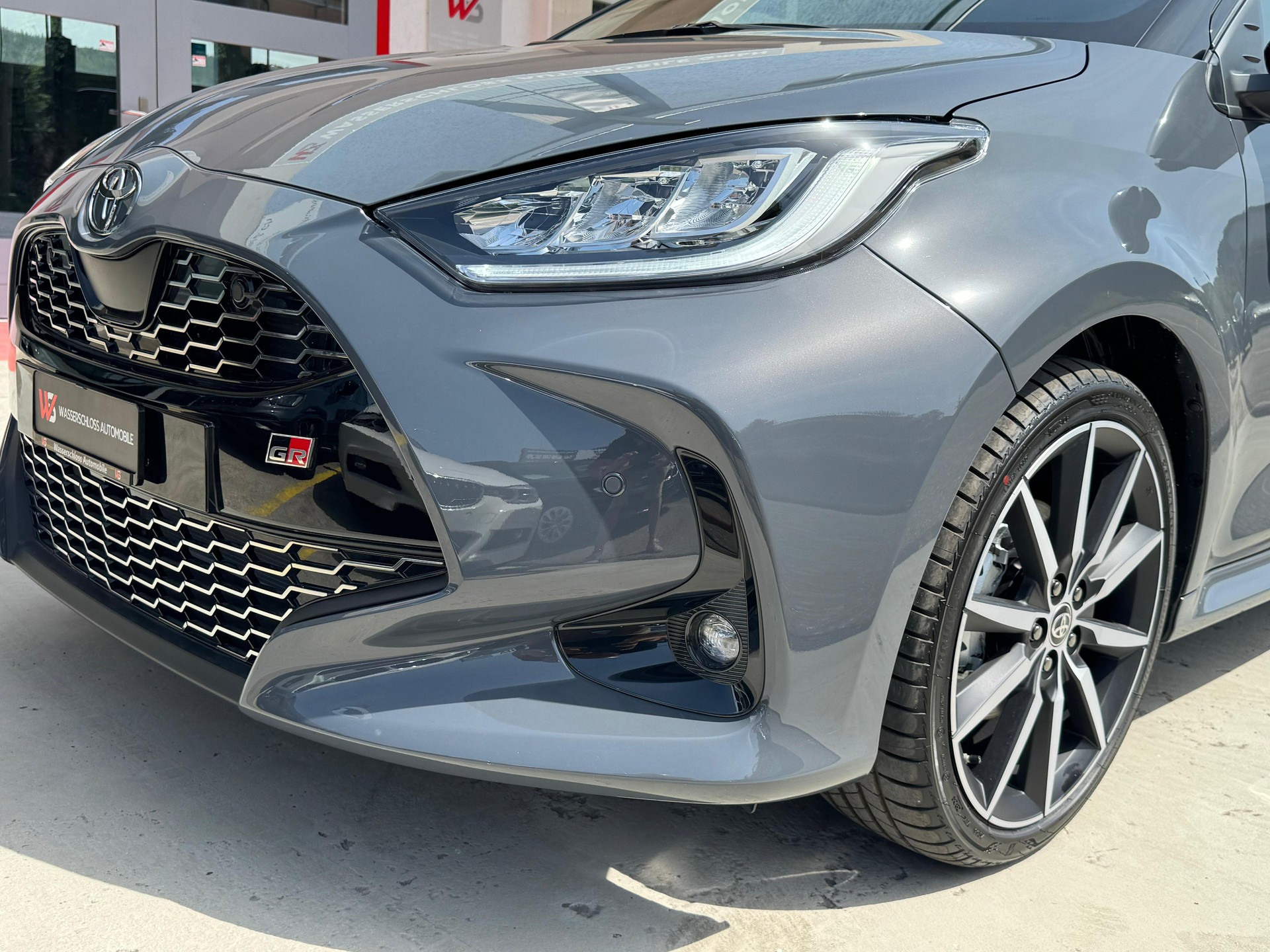 TOYOTA Yaris 1.5 GR Sport e-CVT-image-8