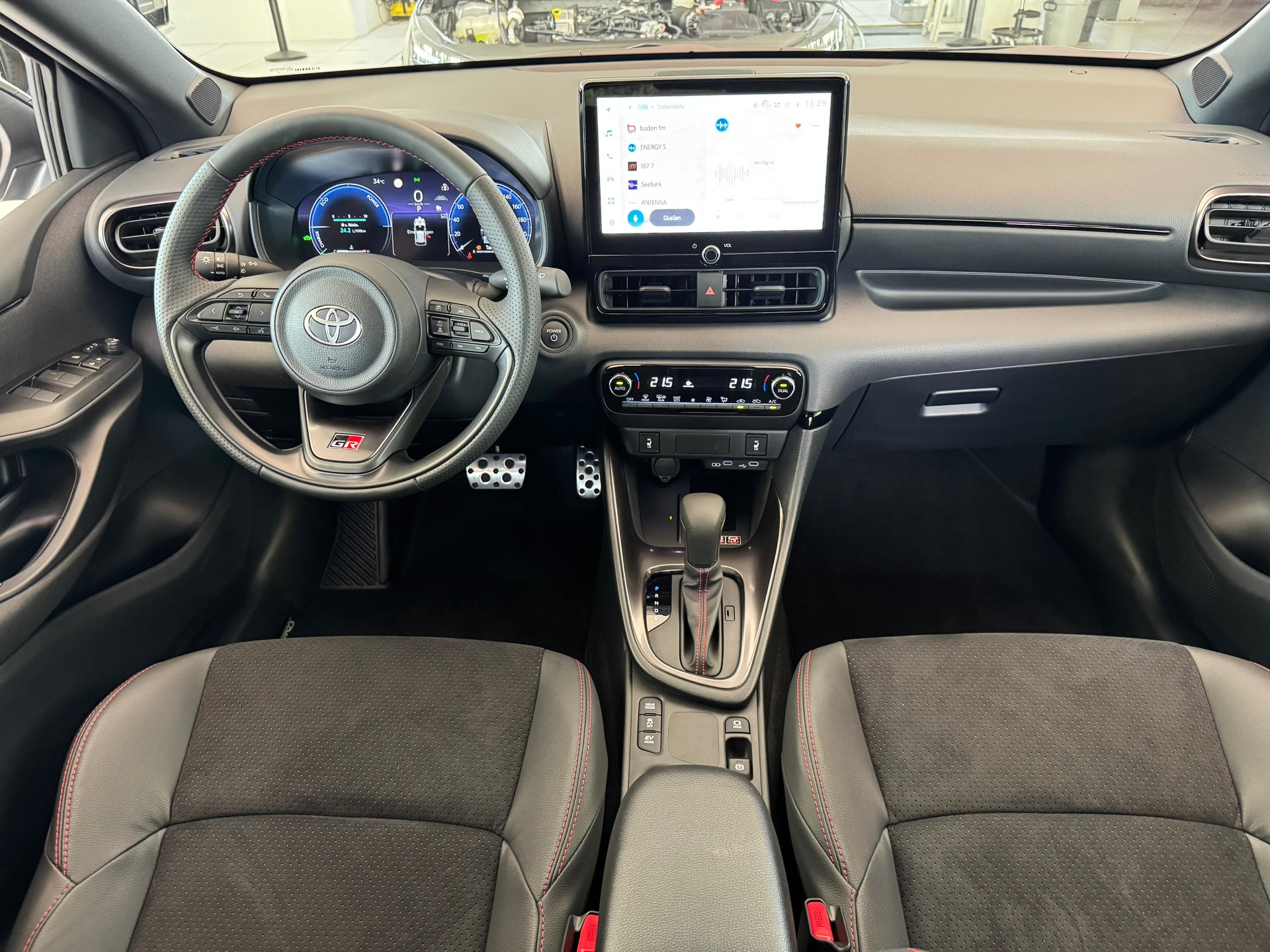 TOYOTA Yaris 1.5 GR Sport e-CVT-image-13