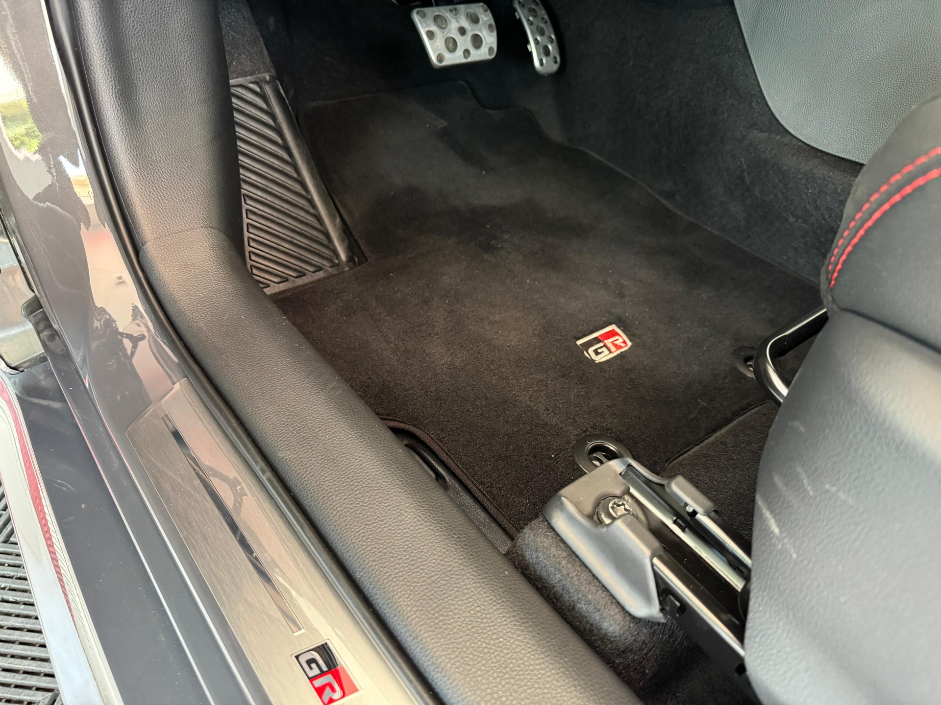 TOYOTA Yaris 1.5 GR Sport e-CVT-image-29