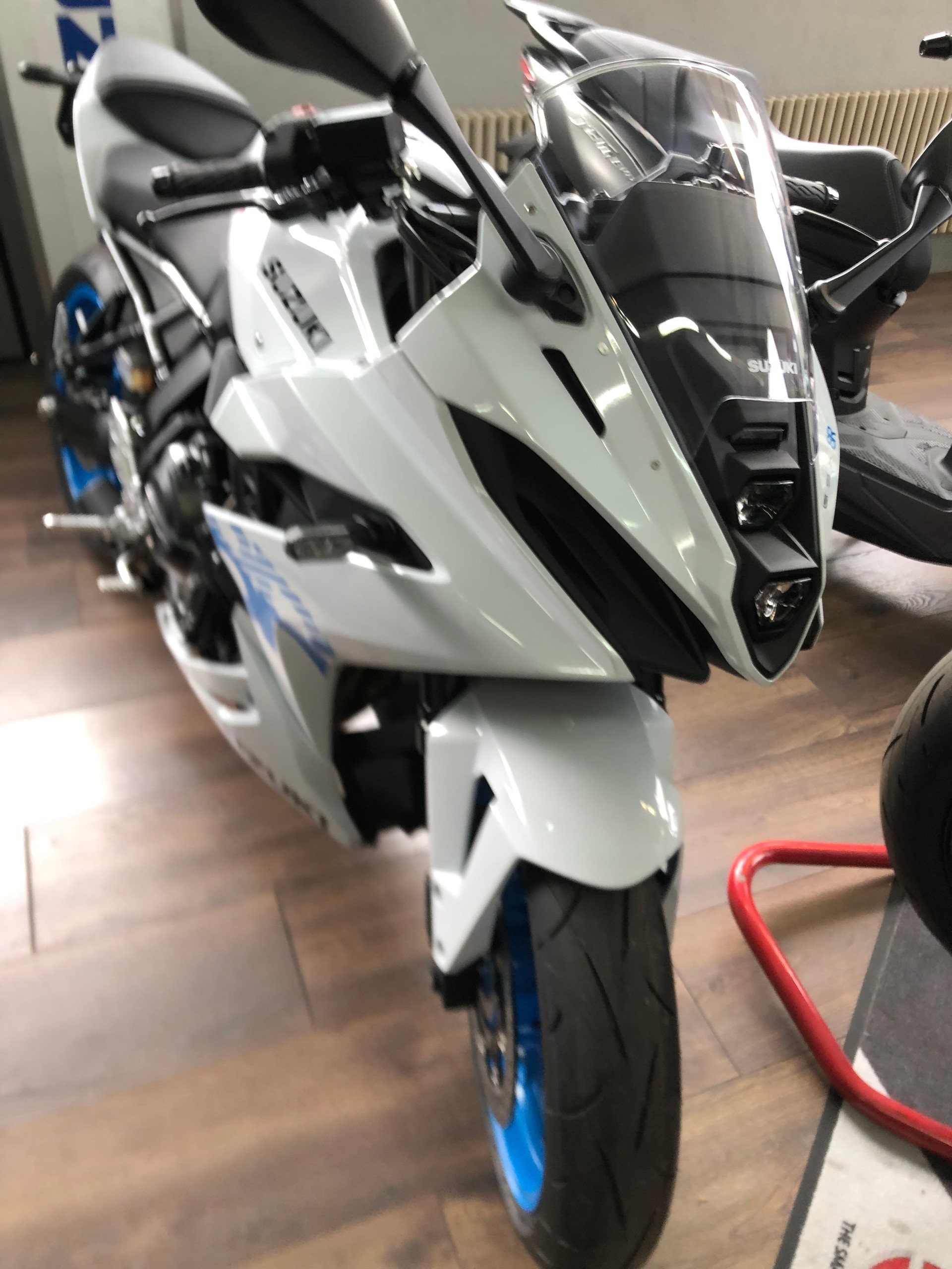SUZUKI GSX-8R