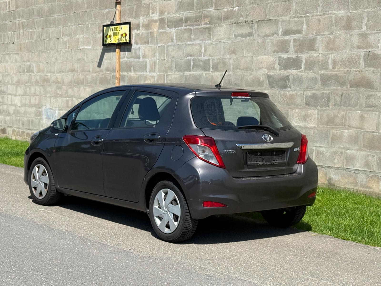 TOYOTA Yaris 1.33 Luna-image-2