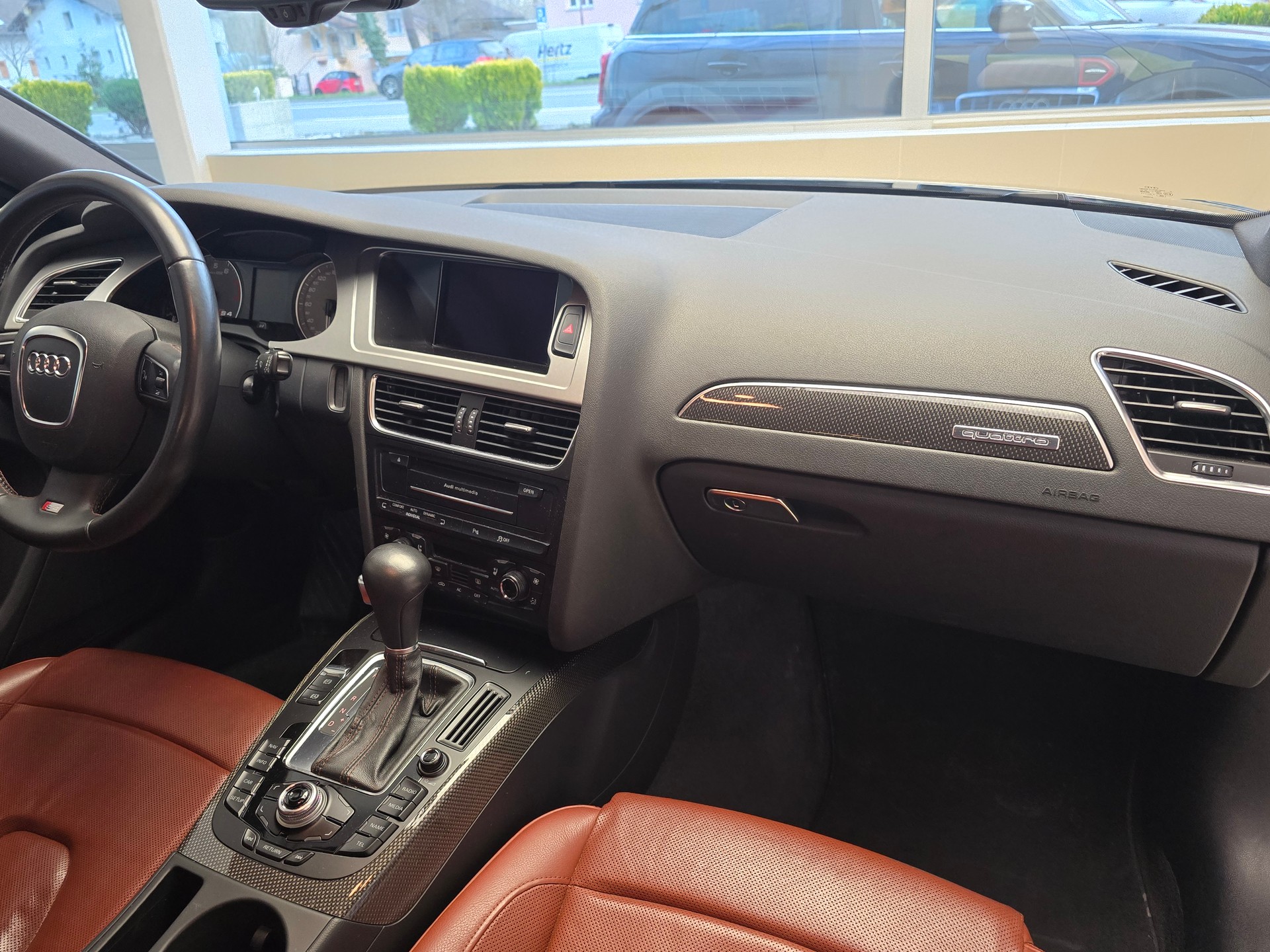 AUDI S4 Avant 3.0 TFSI quattro S-tronic-image-13