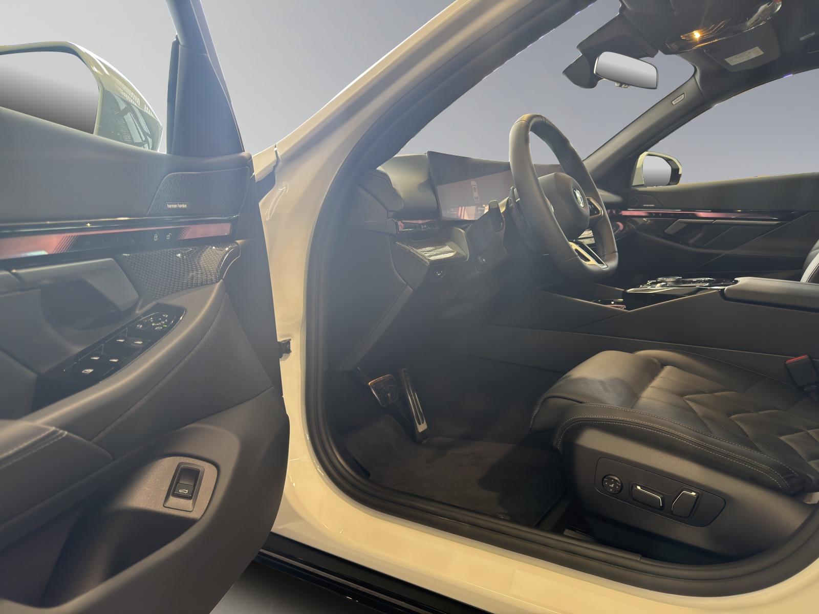 BMW 520d xDrive Touring-image-4