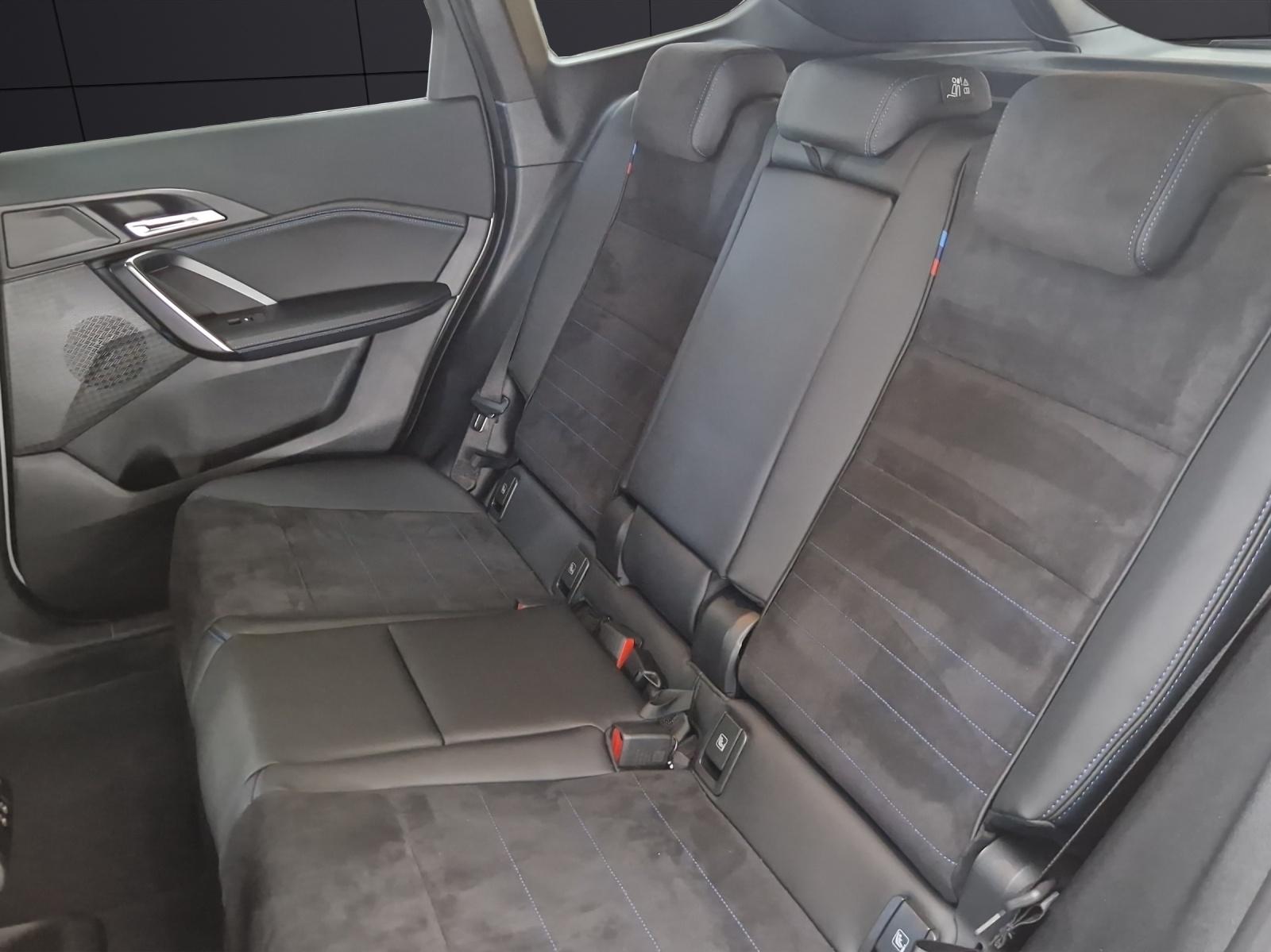 BMW iX1 30 xDrive-image-11