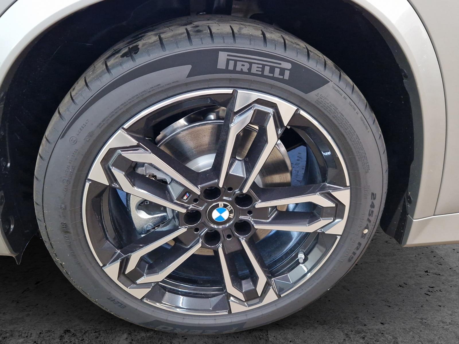 BMW iX1 30 xDrive-image-8