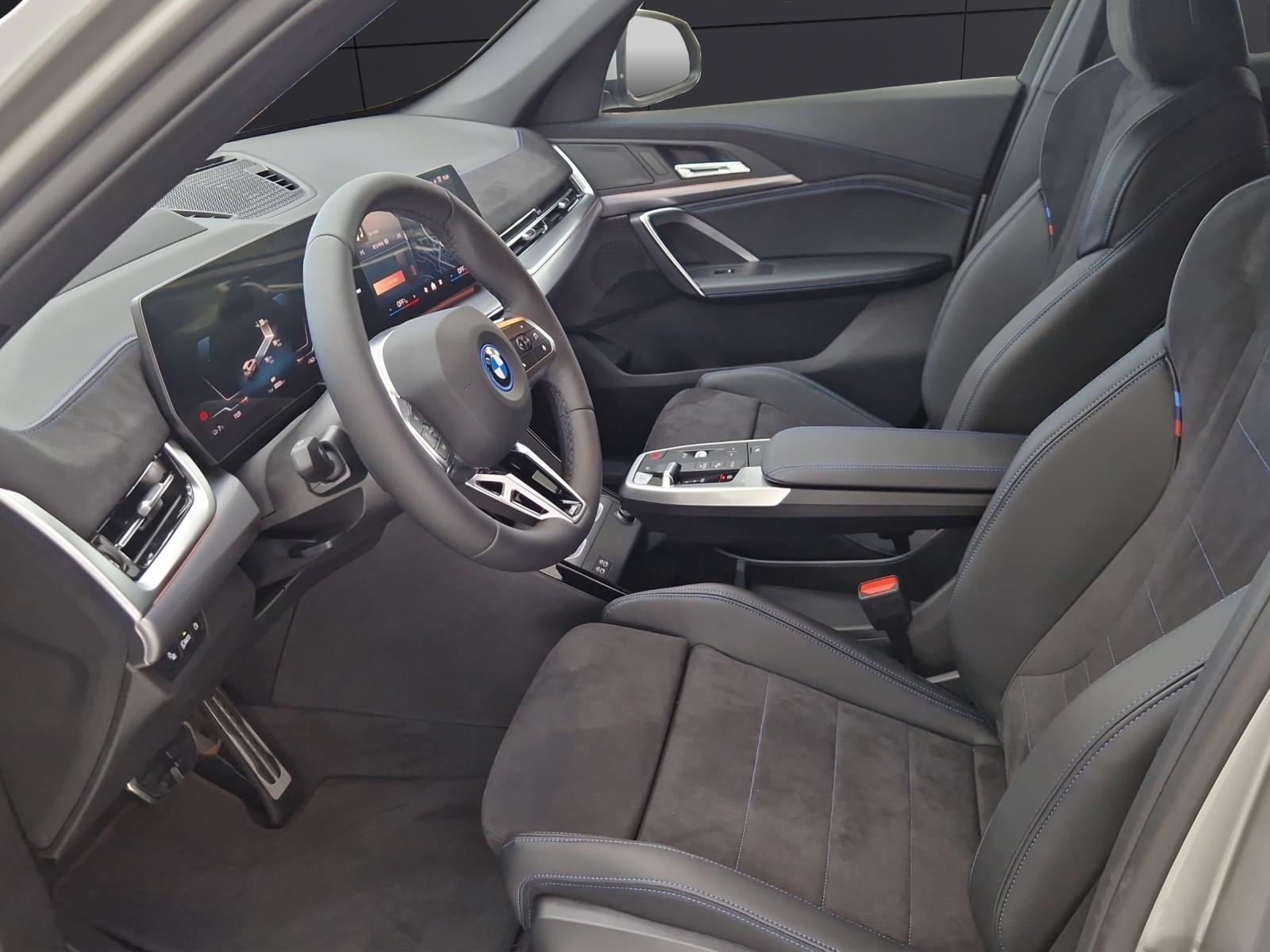 BMW iX1 30 xDrive-image-10