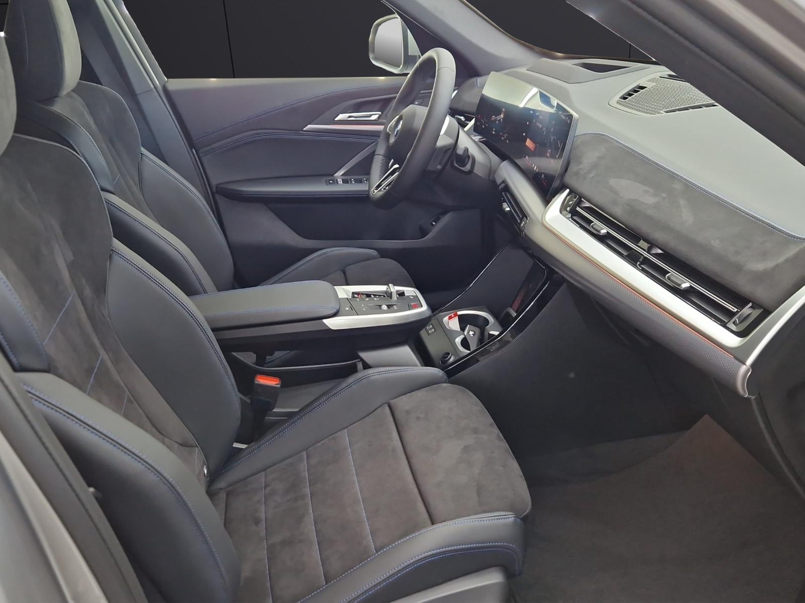 BMW iX1 30 xDrive-image-14