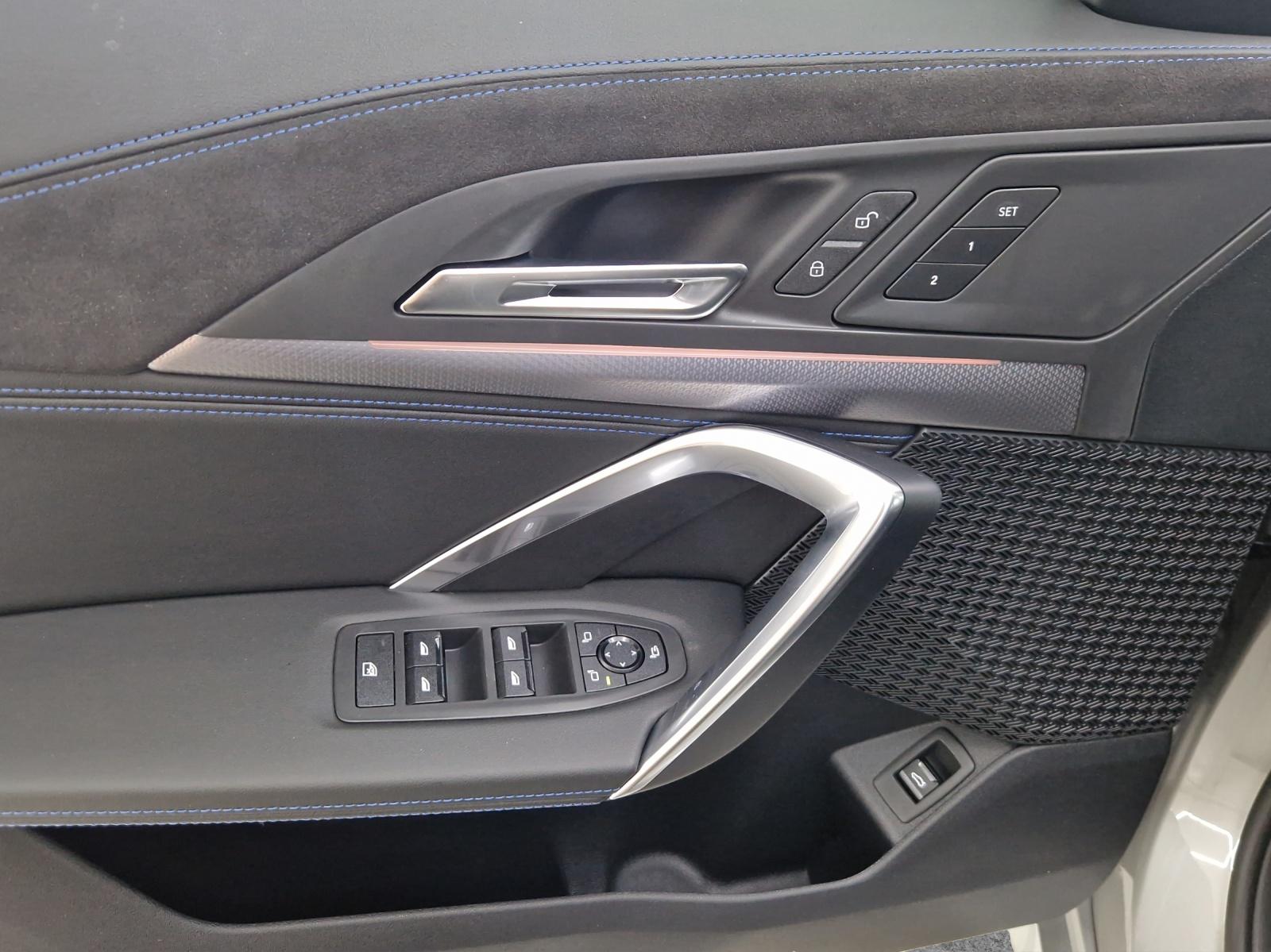 BMW iX1 30 xDrive-image-9