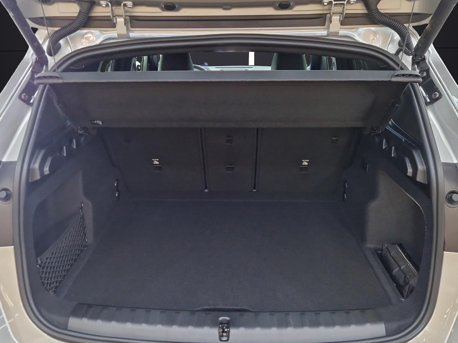 BMW iX1 30 xDrive-image-12