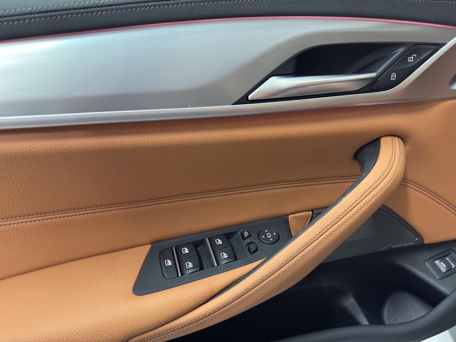 BMW 530d xDrive SAG Touring-image-12
